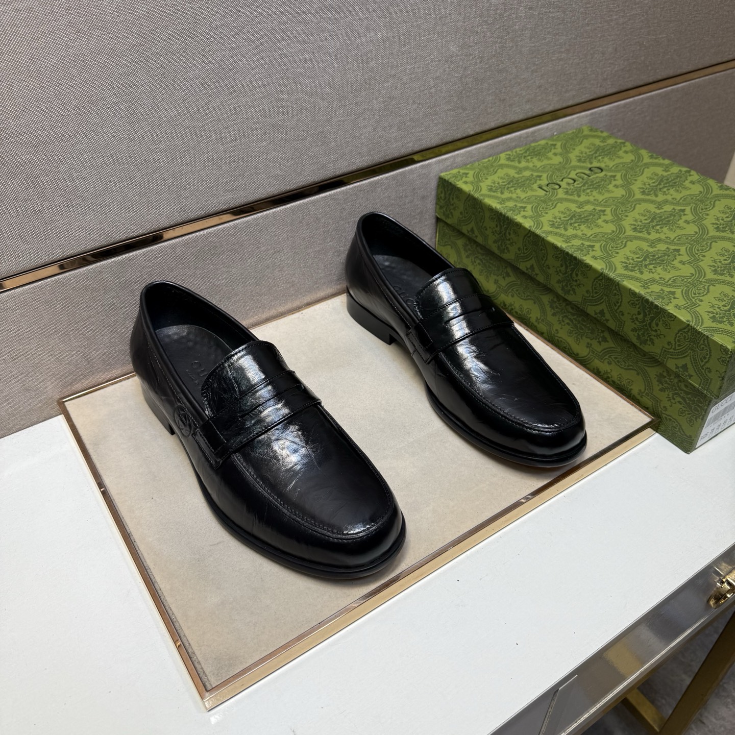 NO:556445,[Gucci~] Men's casual leather shoes 2025z cabinet simultaneous sale Code number: 38-44 # 1 color upper is made of cowhide stitched with cowhide lining, comfortable and breathable, the original sole is comfortable and wear-resistant, the real thing is better when photographed in person,,gucci,cowhide19860909【古驰～】男士休闲皮鞋 2025z柜同步发售 码数:38-44 # 1个颜色鞋面选用牛皮拼接牛皮内里,舒适透气,鞋底原版舒适耐磨大底,实物拍摄实物更赞,,gucci,cowhide,Men's shoes