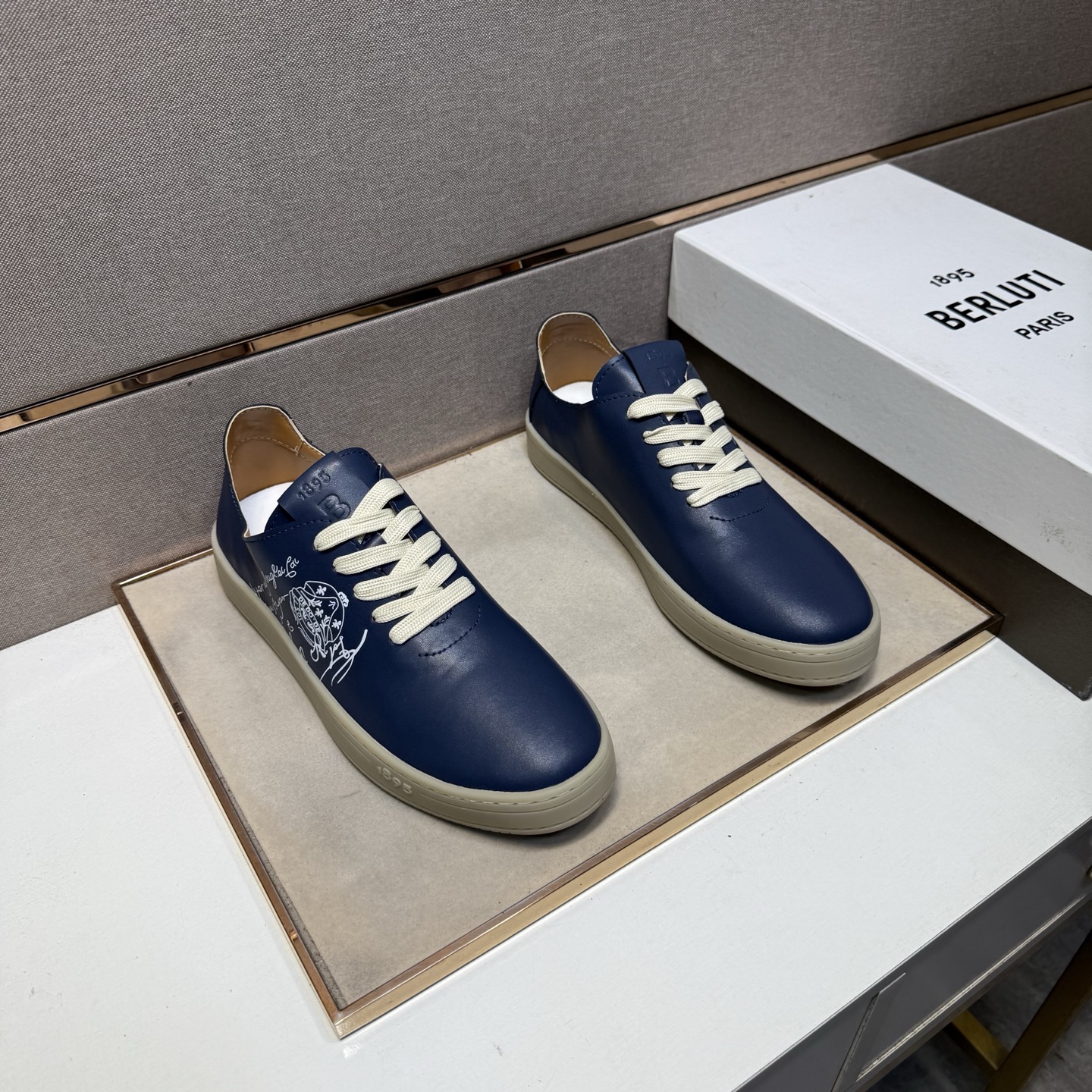 NO:556457,[Bruti~] Men's casual shoes are on sale simultaneously in 2025z cabinets. Size: 38-44 # 1 color. The upper is made of multi-material spliced ​​genuine leather lining, which is comfortable and breathable. The original sole is comfortable and wear-resistant. The real thing is better when photographed in person.19860909【布鲁提～】男士休闲鞋 2025z柜同步发售 码数:38-44 # 1个颜色鞋面选用多材质拼接真皮内里,舒适透气,鞋底原版舒适耐磨大底,实物拍摄实物更赞,,Men's shoes