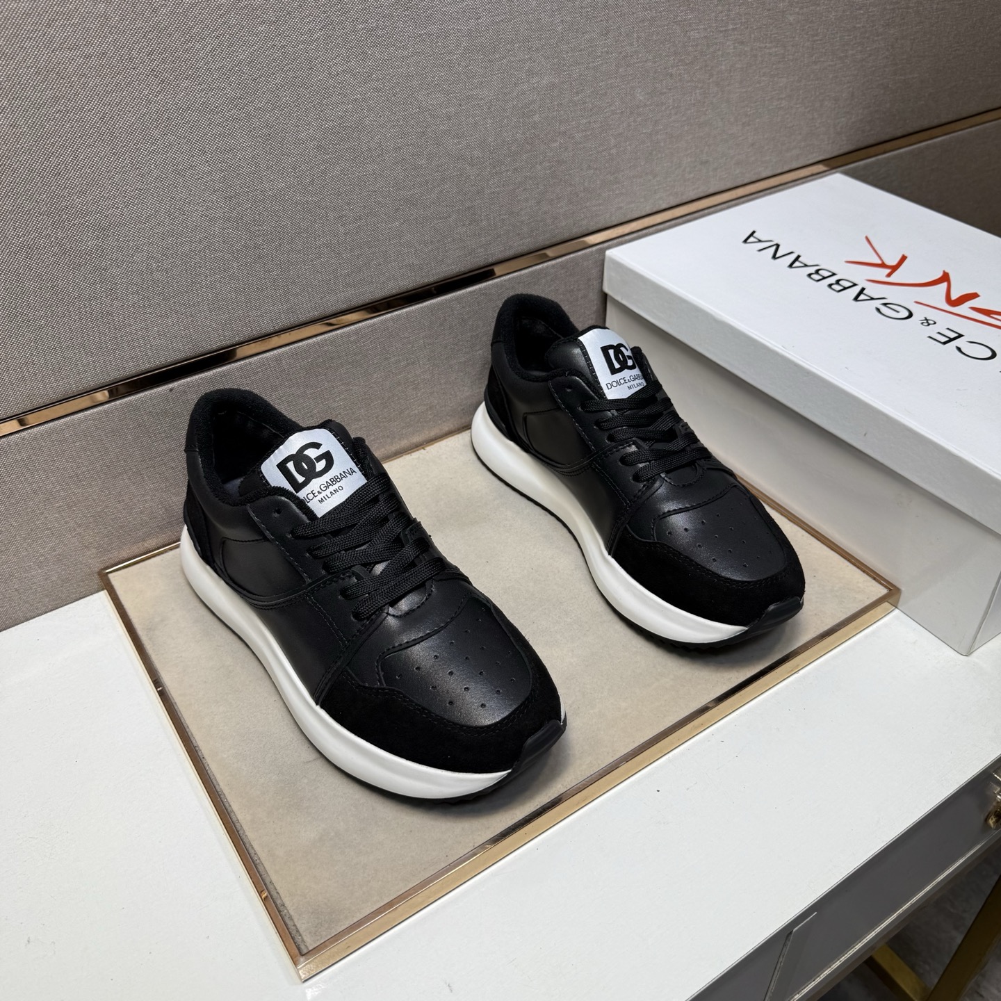 NO:556462,[DG~] Men's casual shoes are on sale simultaneously in 2025z cabinets. Size: 38-44 # 1 color. The upper is made of multi-material spliced ​​mesh lining, which is comfortable and breathable. The original sole is comfortable and wear-resistant. The real thing is better when photographed in person.19860909【DG～】男士休闲鞋 2025z柜同步发售 码数:38-44 # 1个颜色鞋面选用多材质拼接网布内里,舒适透气,鞋底原版舒适耐磨大底,实物拍摄实物更赞,,Men's shoes
