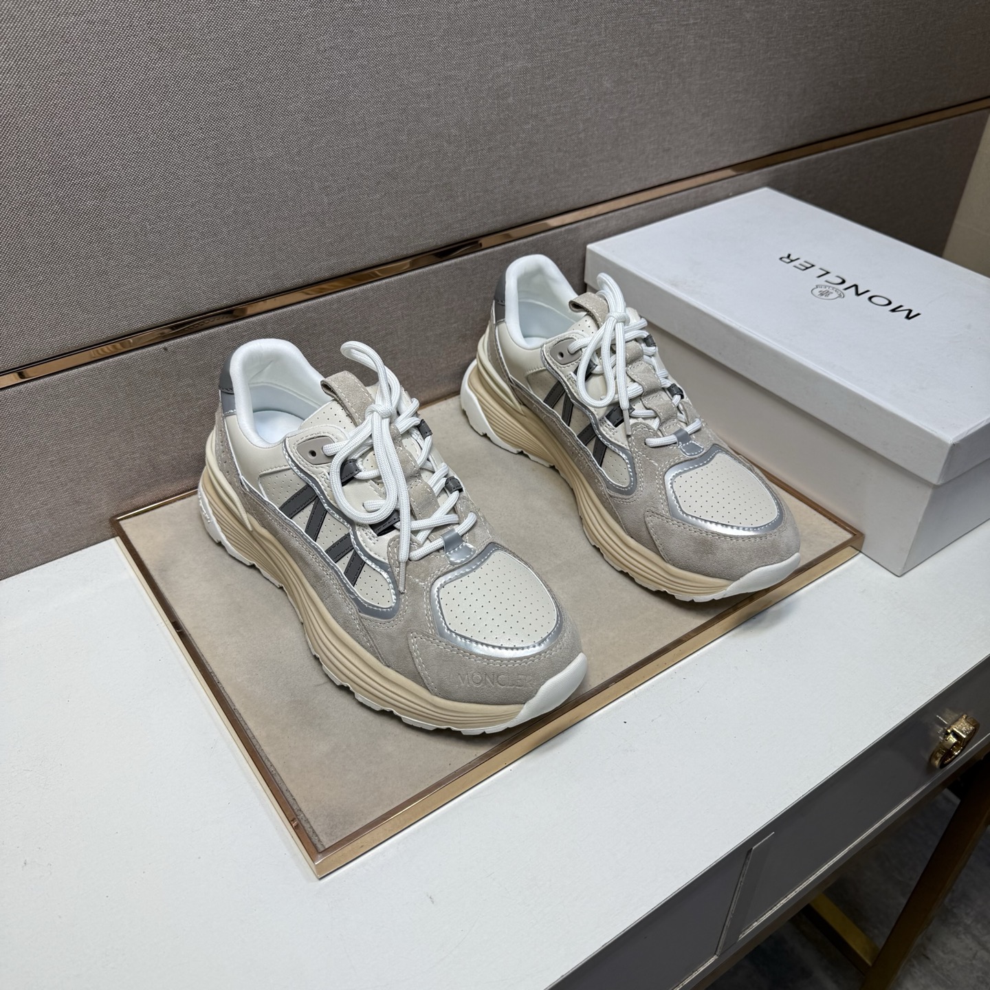 NO:556414,[Mongolian~] Men's casual shoes 2025z cabinet simultaneous sale Code number: 38-44 # 1 color upper is made of multi-material stitching mesh lining, comfortable and breathable, the original sole is comfortable and wear-resistant, the real thing is better when photographed, Moncler19860909【蒙口～】男士休闲鞋 2025z柜同步发售 码数:38-44 # 1个颜色鞋面选用多材质拼接网布内里,舒适透气,鞋底原版舒适耐磨大底,实物拍摄实物更赞,,Moncler,Men's shoes