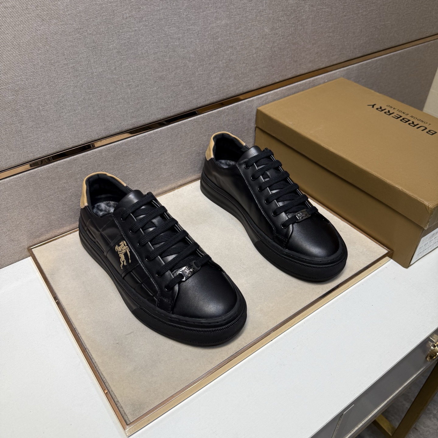 NO:556755,[Burberry~] Men's casual shoes 2025z cabinet simultaneous sale Code number: 38-44 # 2 colors of uppers made of multi-material splicing genuine leather lining, comfortable and breathable, original soles comfortable and wear-resistant outsole, real photos taken are better, burberry19860909【巴宝莉～】男士休闲鞋 2025z柜同步发售 码数:38-44 # 2个颜色鞋面选用多材质拼接真皮内里,舒适透气,鞋底原版舒适耐磨大底,实物拍摄实物更赞,,burberry,Men's shoes