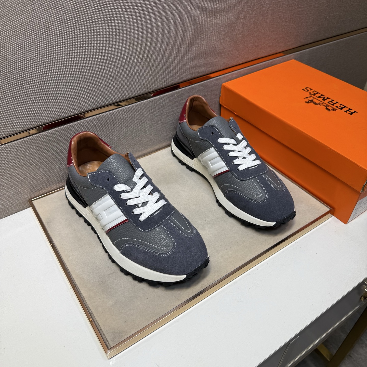 NO:556761,[Hermès~] Men's casual shoes are on sale simultaneously in 2025z cabinets. Size: 38-44 # 2 colors. The upper is made of multi-material spliced ​​sheepskin lining, which is comfortable and breathable. The original sole is comfortable and wear-resistant. The real thing is better when photographed in person. Hermes, sheepskin19860909【爱马仕～】男士休闲鞋 2025z柜同步发售 码数:38-44 # 2个颜色鞋面选用多材质拼接羊皮内里,舒适透气,鞋底原版舒适耐磨大底,实物拍摄实物更赞,,hermes,sheepskin,Men's shoes