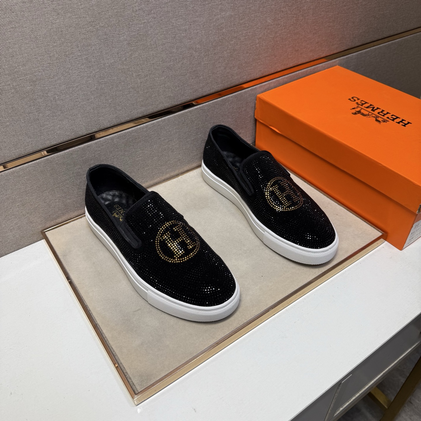 NO:556776,[Hermès~] Men's casual shoes 2025z cabinet simultaneous sale Code number: 38-44 # 1 color upper is made of multi-material spliced ​​genuine leather lining, comfortable and breathable, original sole is comfortable and wear-resistant, the real thing is better when photographed, hermes19860909【爱马仕～】男士休闲鞋 2025z柜同步发售 码数:38-44 # 1个颜色鞋面选用多材质拼接真皮内里,舒适透气,鞋底原版舒适耐磨大底,实物拍摄实物更赞,,hermes,Men's shoes