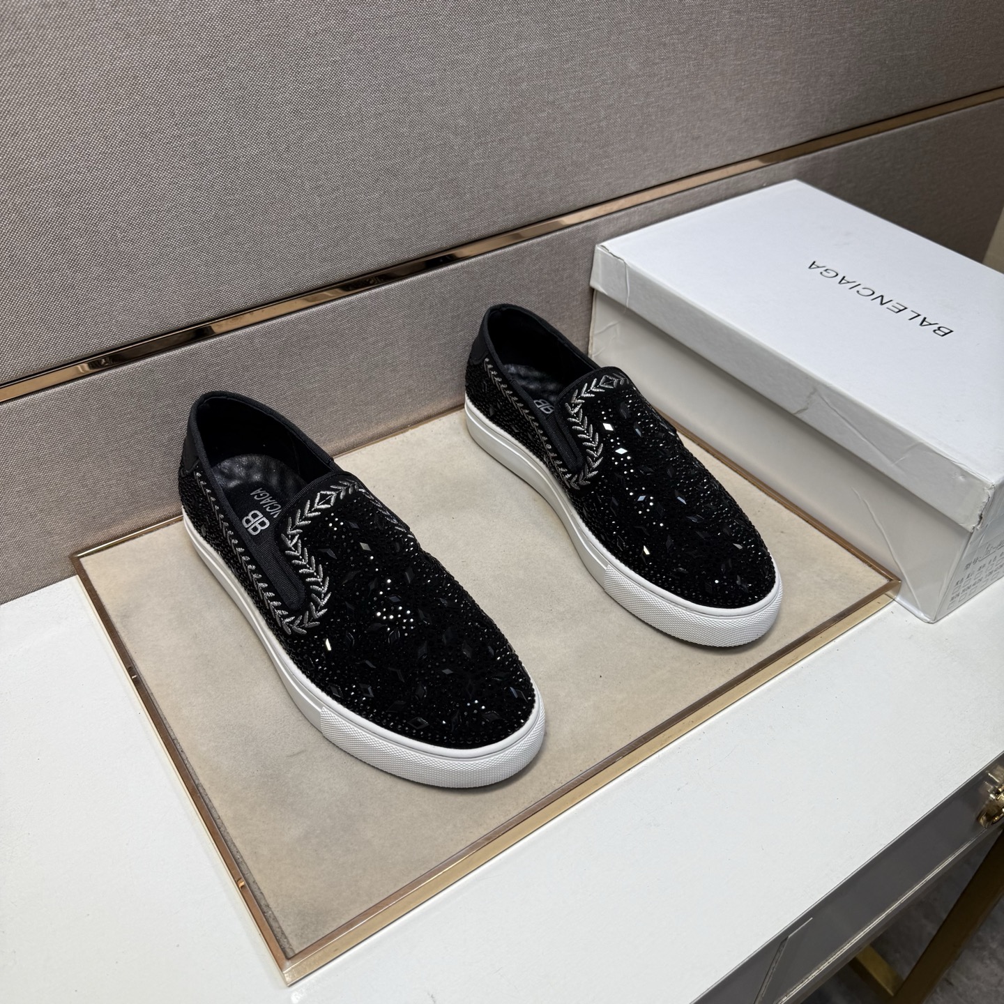 NO:556784,[Balenciaga~] Men's casual shoes 2025z cabinet simultaneous sale Code number: 38-44 # 1 color upper is made of multi-material splicing genuine leather lining, comfortable and breathable, the original sole is comfortable and wear-resistant, the real thing is better when photographed, balenciaga19860909【巴黎世家～】男士休闲鞋 2025z柜同步发售 码数:38-44 # 1个颜色鞋面选用多材质拼接真皮内里,舒适透气,鞋底原版舒适耐磨大底,实物拍摄实物更赞,,balenciaga,Men's shoes