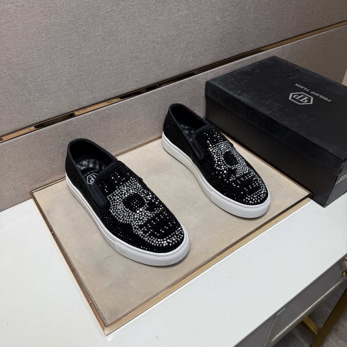 NO:556792,[PP~] Men's casual shoes are on sale simultaneously in 2025z cabinets. Size: 38-44 # 1 color. The upper is made of multi-material spliced ​​genuine leather lining, which is comfortable and breathable. The original sole is comfortable and wear-resistant. The real thing is better when photographed in person.19860909【PP～】男士休闲鞋 2025z柜同步发售 码数:38-44 # 1个颜色鞋面选用多材质拼接真皮内里,舒适透气,鞋底原版舒适耐磨大底,实物拍摄实物更赞,,Men's shoes