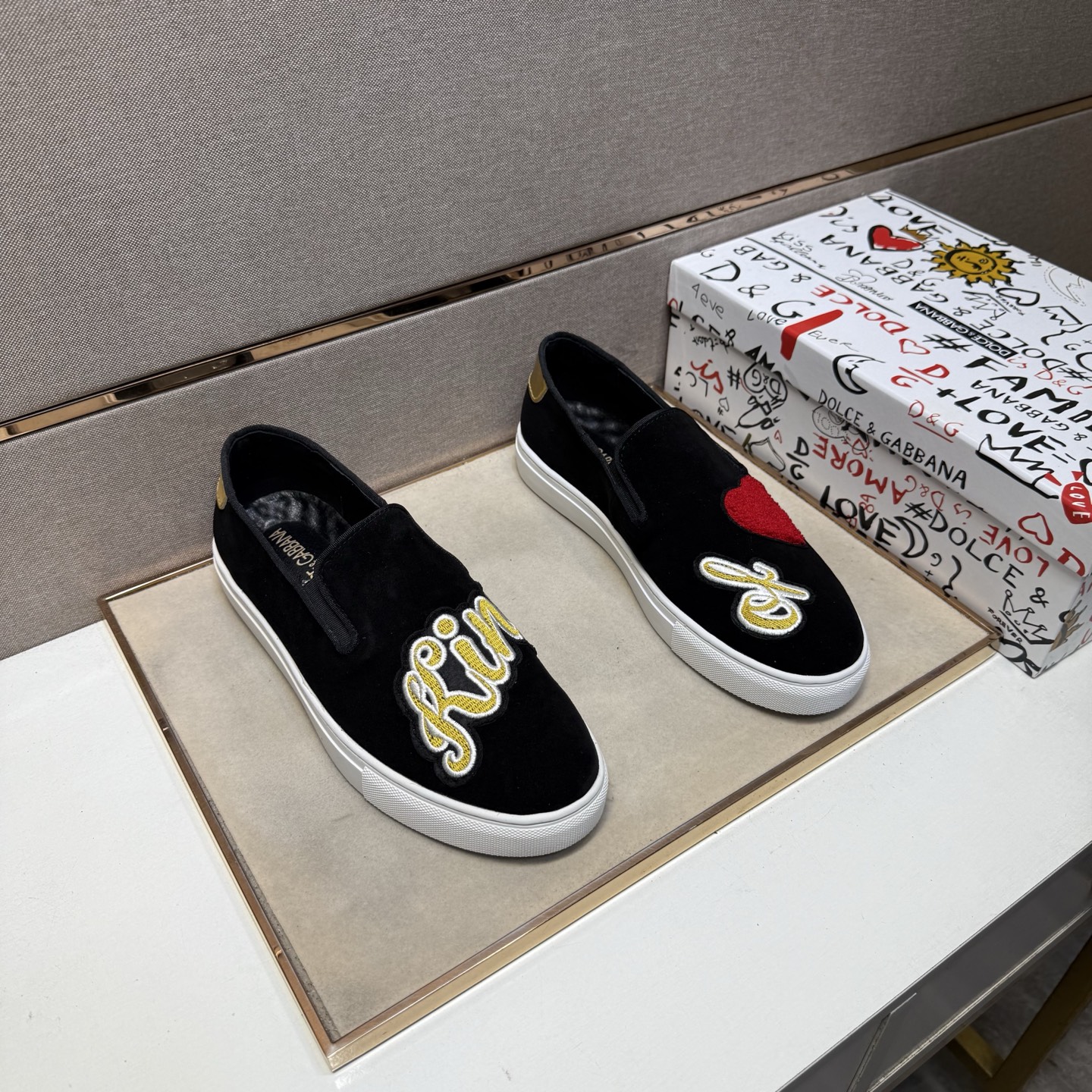 NO:556798,[DG~] Men's casual shoes are on sale simultaneously in 2025z cabinets. Size: 38-44 # 1 color. The upper is made of multi-material spliced ​​genuine leather lining, which is comfortable and breathable. The original sole is comfortable and wear-resistant. The real thing is better when photographed in person.19860909【DG～】男士休闲鞋 2025z柜同步发售 码数:38-44 # 1个颜色鞋面选用多材质拼接真皮内里,舒适透气,鞋底原版舒适耐磨大底,实物拍摄实物更赞,,Men's shoes