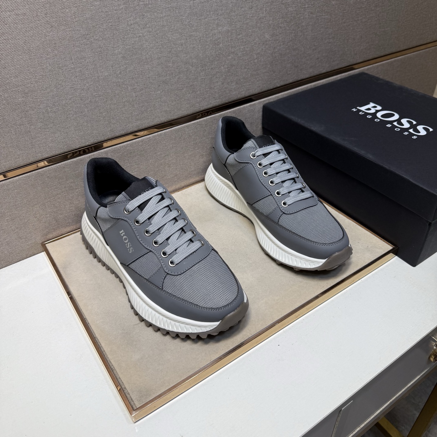 NO:556805,[BOSS~] Men's casual shoes are on sale simultaneously in 2025z cabinets. Size: 38-44 # 4 colors. The upper is made of multi-material spliced ​​mesh lining, which is comfortable and breathable. The original sole is comfortable and wear-resistant. The real thing is better when photographed in person.19860909【BOSS～】男士休闲鞋 2025z柜同步发售 码数:38-44 # 4个颜色鞋面选用多材质拼接网布内里,舒适透气,鞋底原版舒适耐磨大底,实物拍摄实物更赞,,Men's shoes