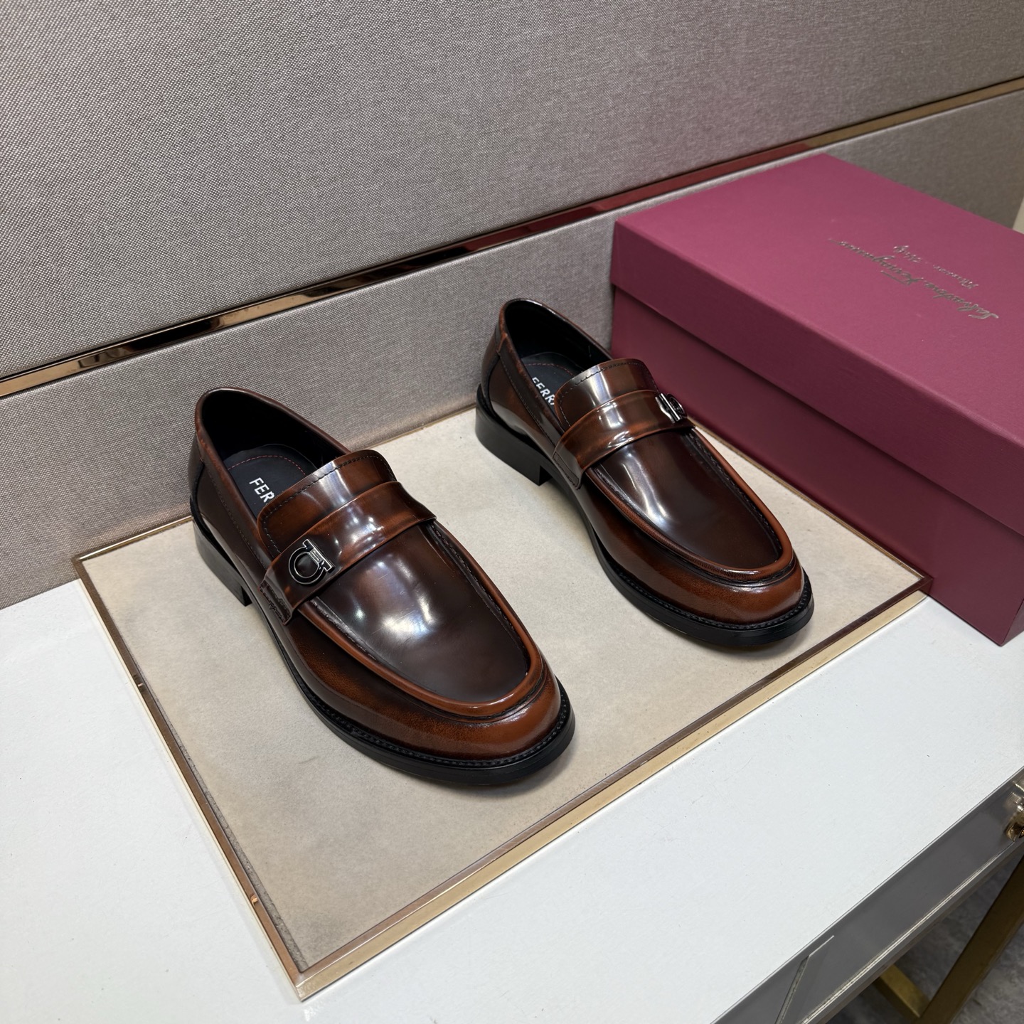 NO:556998,[Ferragamo~] Men's casual formal leather shoes are on sale simultaneously in 2025z cabinets. Size: 38-44 # 2 colors. The upper is made of cowhide and stitched with cowhide lining. It is comfortable and breathable. The original sole is comfortable and wear-resistant. The real thing is better when shot in person., ferragamo, cowhide19860909【菲拉格慕～】男士休闲正装皮鞋 2025z柜同步发售 码数:38-44 # 2个颜色鞋面选用牛皮拼接牛皮内里,舒适透气,鞋底原版舒适耐磨大底,实物拍摄实物更赞,,ferragamo,cowhide,Men's shoes