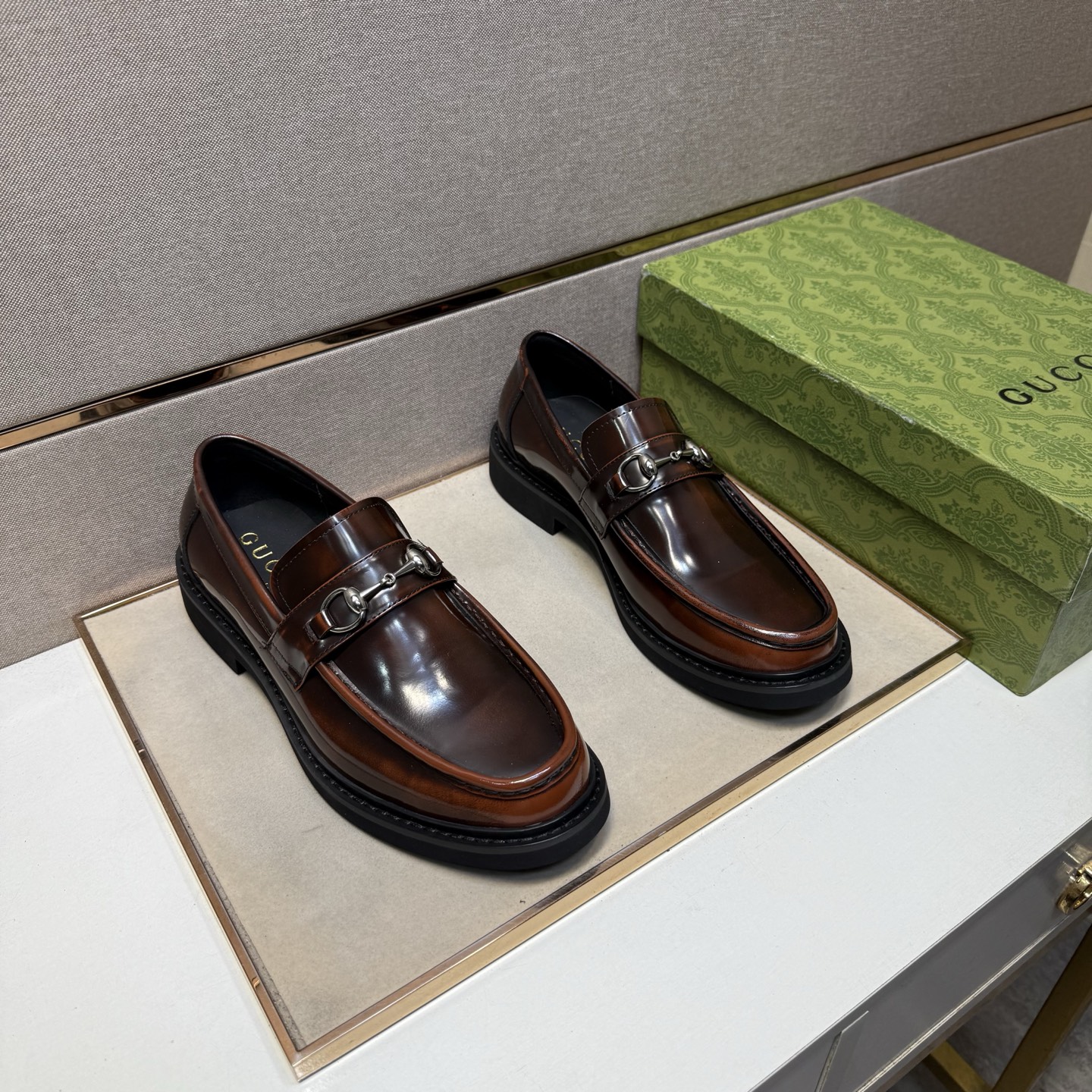 NO:557003,[Gucci~] Men's casual formal leather shoes 2025z cabinet simultaneous sale Code number: 38-44 # 2 colors of uppers made of cowhide stitched with cowhide lining, comfortable and breathable, original soles comfortable and wear-resistant outsole, real-life photos are better, gucci,cowhide19860909【古驰～】男士休闲正装皮鞋 2025z柜同步发售 码数:38-44 # 2个颜色鞋面选用牛皮拼接牛皮内里,舒适透气,鞋底原版舒适耐磨大底,实物拍摄实物更赞,,gucci,cowhide,Men's shoes