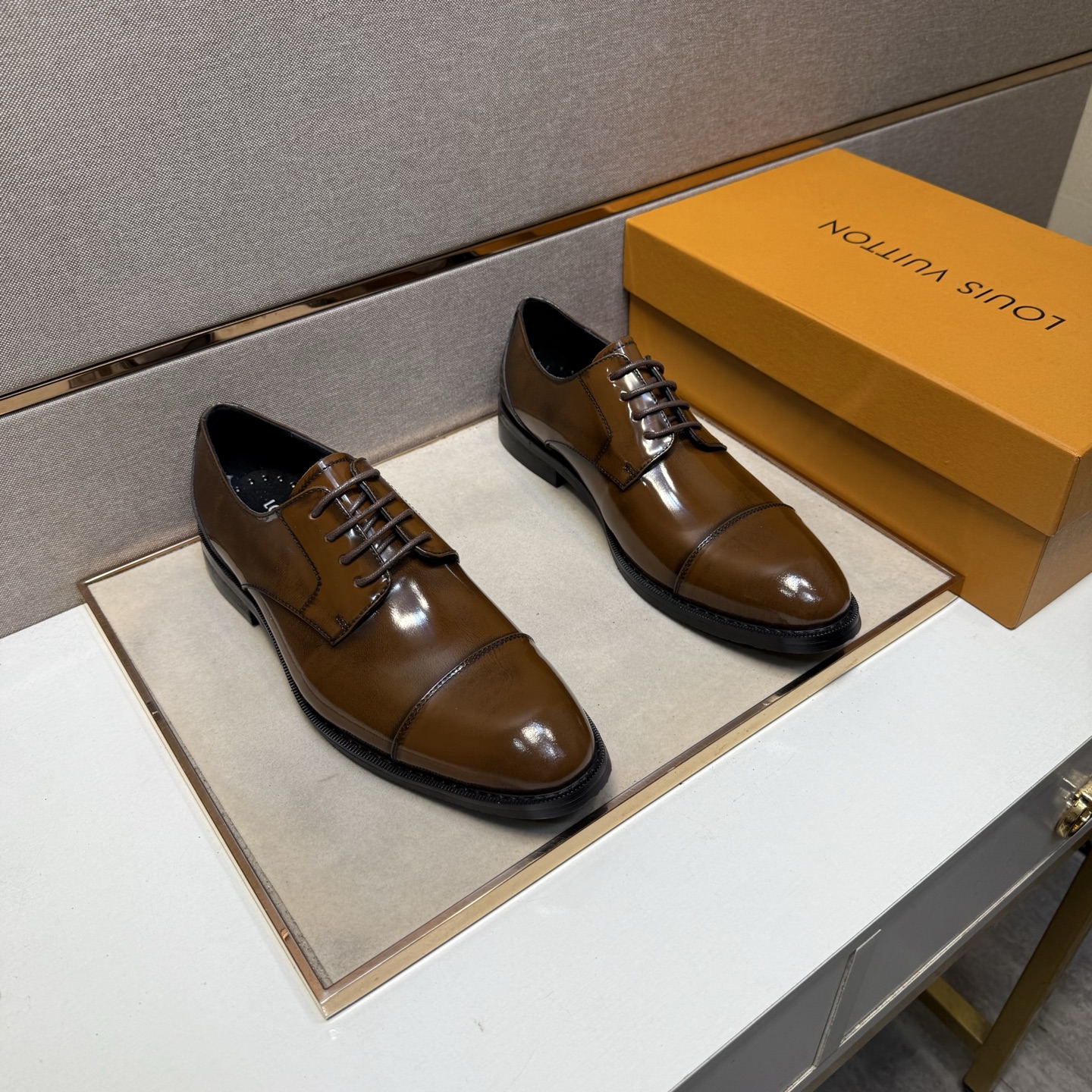 NO:557007,[LV~] Men's casual formal leather shoes 2025z cabinet simultaneous sale Code number: 38-44 # 2 colors of uppers made of cowhide stitched with cowhide lining, comfortable and breathable, original soles comfortable and wear-resistant outsole, real photos taken are better, louis vuitton, cowhide19860909【LV～】男士休闲正装皮鞋 2025z柜同步发售 码数:38-44 # 2个颜色鞋面选用牛皮拼接牛皮内里,舒适透气,鞋底原版舒适耐磨大底,实物拍摄实物更赞,,louis vuitton,cowhide,Men's shoes