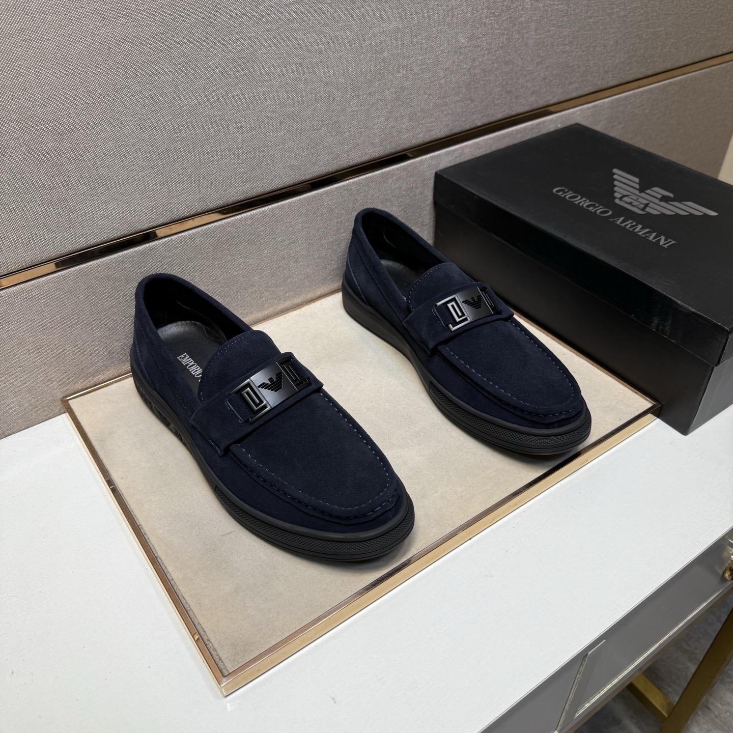 NO:557013,[Armani~] Men's casual shoes are on sale simultaneously in 2025z cabinets. Size: 38-44 # 4 colors. The upper is made of multi-material spliced ​​leather lining, which is comfortable and breathable. The original sole is comfortable and wear-resistant. The real thing is better when photographed in person. Armani19860909【阿玛尼～】男士休闲鞋 2025z柜同步发售 码数:38-44 # 4个颜色鞋面选用多材质拼接真皮内里,舒适透气,鞋底原版舒适耐磨大底,实物拍摄实物更赞,,armani,Men's shoes