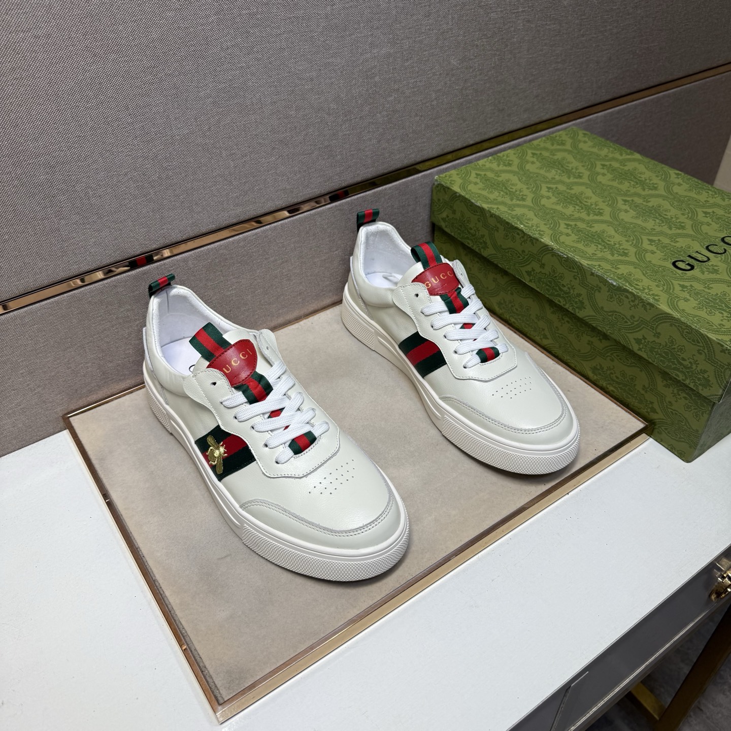 NO:557861,[Gucci~] Men's casual shoes 2025z cabinet simultaneous sale Size: 38-44 # 2 colors of uppers made of multi-material splicing genuine leather lining, comfortable and breathable, original soles comfortable and wear-resistant outsole, real photos taken in real life are better, gucci19860909【古驰～】男士休闲鞋 2025z柜同步发售 码数:38-44 # 2个颜色鞋面选用多材质拼接真皮内里,舒适透气,鞋底原版舒适耐磨大底,实物拍摄实物更赞,,gucci,Men's shoes