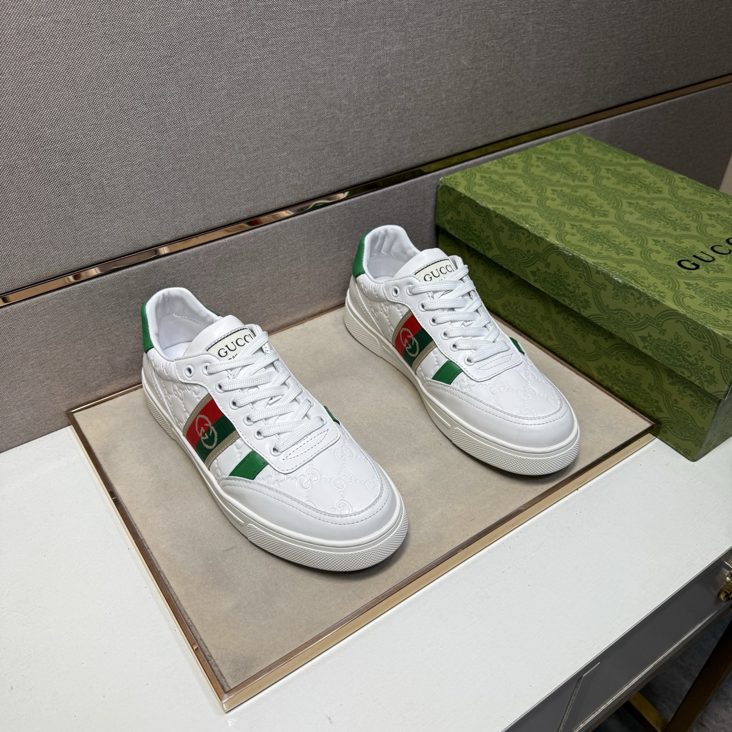 NO:558079,[Gucci~] Men's casual shoes 2025z cabinet sales simultaneously Size 38-44 # 2 colors The upper is made of multi-material splicing genuine leather lining, comfortable and breathable, the original sole is comfortable and wear-resistant, the real thing is better when photographed, gucci19860909【古驰～】男士休闲鞋 2025z柜同步发售 码数38-44 # 2个颜色鞋面选用多材质拼接真皮内里,舒适透气,鞋底原版舒适耐磨大底,实物拍摄实物更赞,,gucci,Men's shoes
