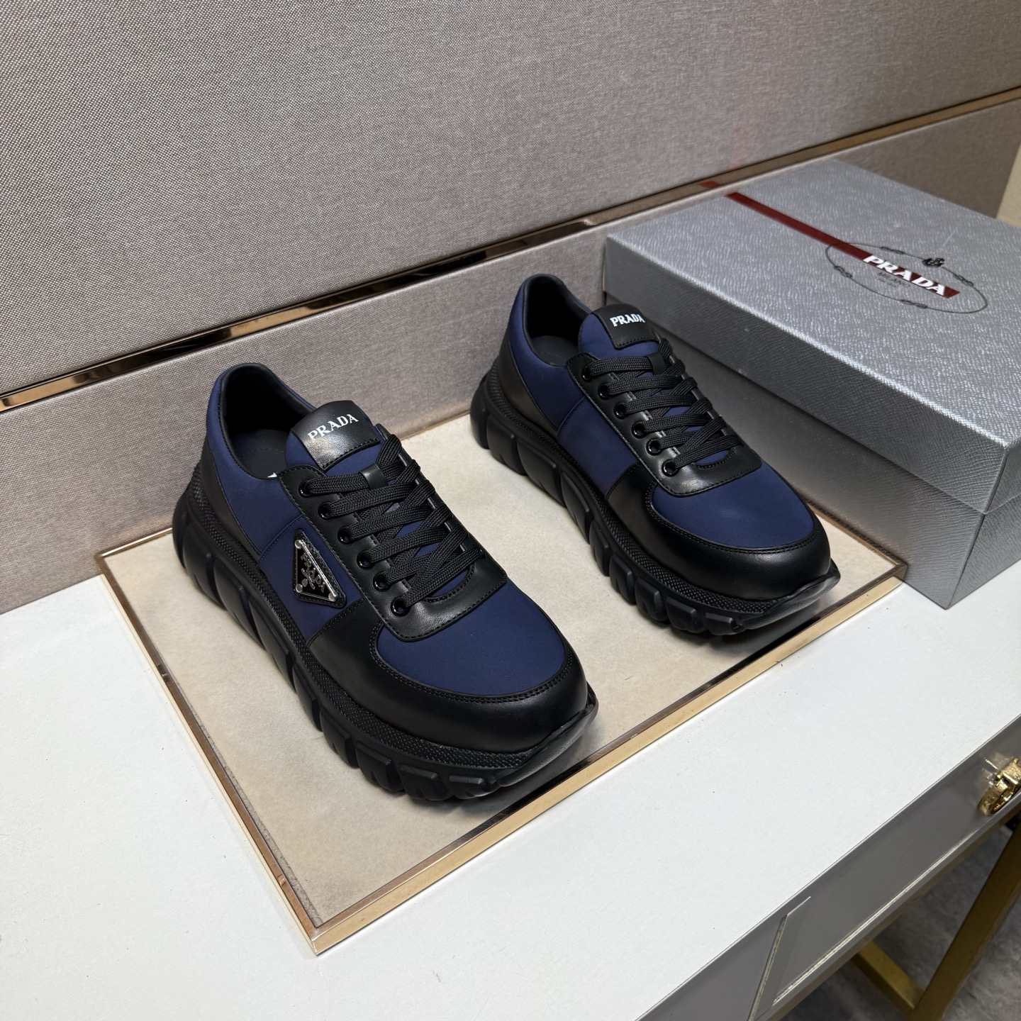 NO:558084,[Prada~] Men's casual shoes 2025z cabinet sales simultaneously Size 38-44 # 4 colors The upper is made of multi-material stitching cowhide lining, comfortable and breathable, the original sole is comfortable and wear-resistant, the real thing is better when photographed in person, prada, cowhide19860909【普拉达～】男士休闲鞋 2025z柜同步发售 码数38-44 # 4个颜色鞋面选用多材质拼接牛皮内里,舒适透气,鞋底原版舒适耐磨大底,实物拍摄实物更赞,,prada,cowhide,Men's shoes
