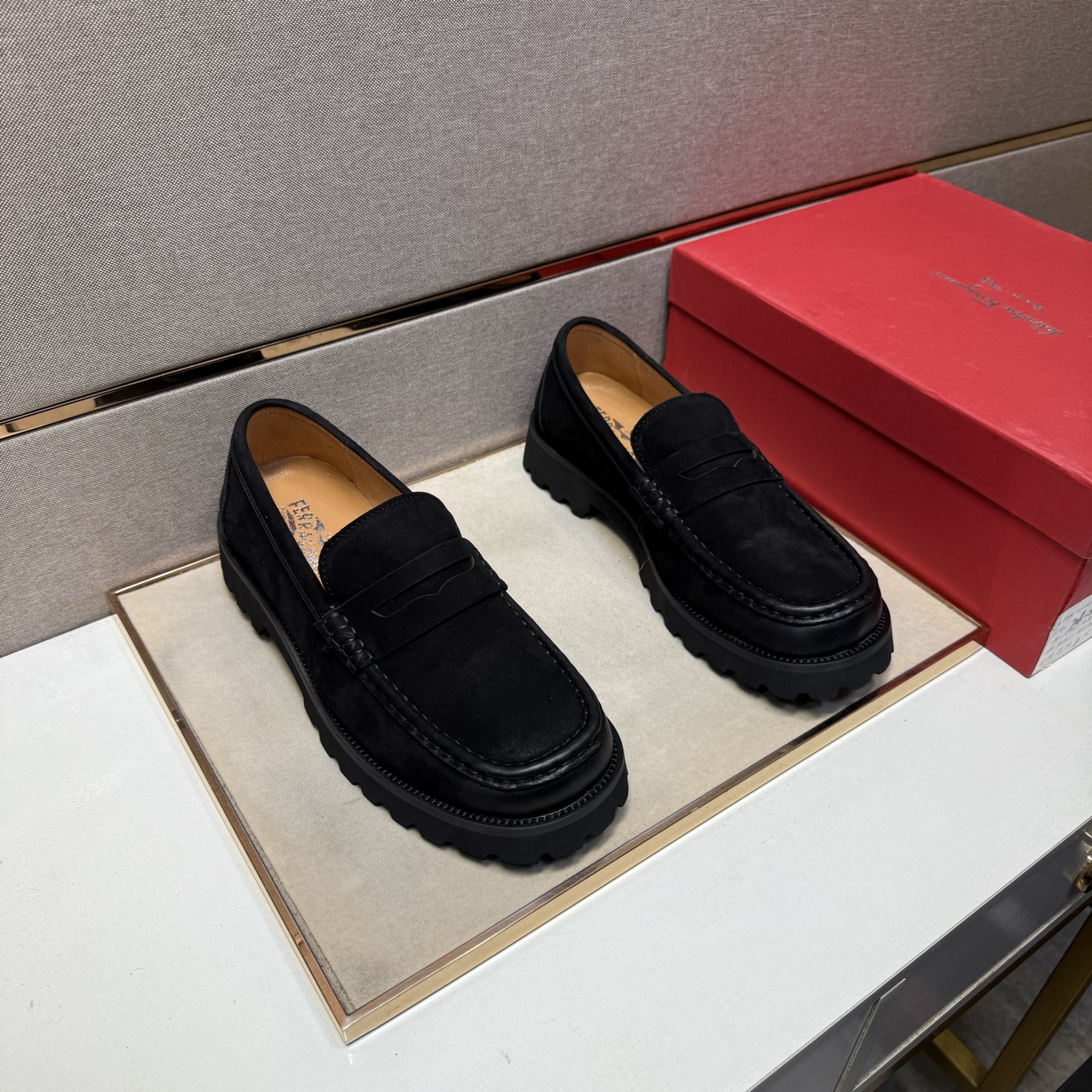 NO:574594,[Ferragamo~] Men's casual shoes are on sale simultaneously in 2025z cabinets. Size: 38-44 # 2 colors. The upper is made of multi-material spliced ​​genuine leather lining, which is comfortable and breathable. The original sole is comfortable and wear-resistant. The real thing is better when shot in person., ferragamo19860909【菲拉格慕～】男士休闲鞋 2025z柜同步发售 码数:38-44 # 2个颜色鞋面选用多材质拼接真皮内里,舒适透气,鞋底原版舒适耐磨大底,实物拍摄实物更赞,,ferragamo,Men's shoes