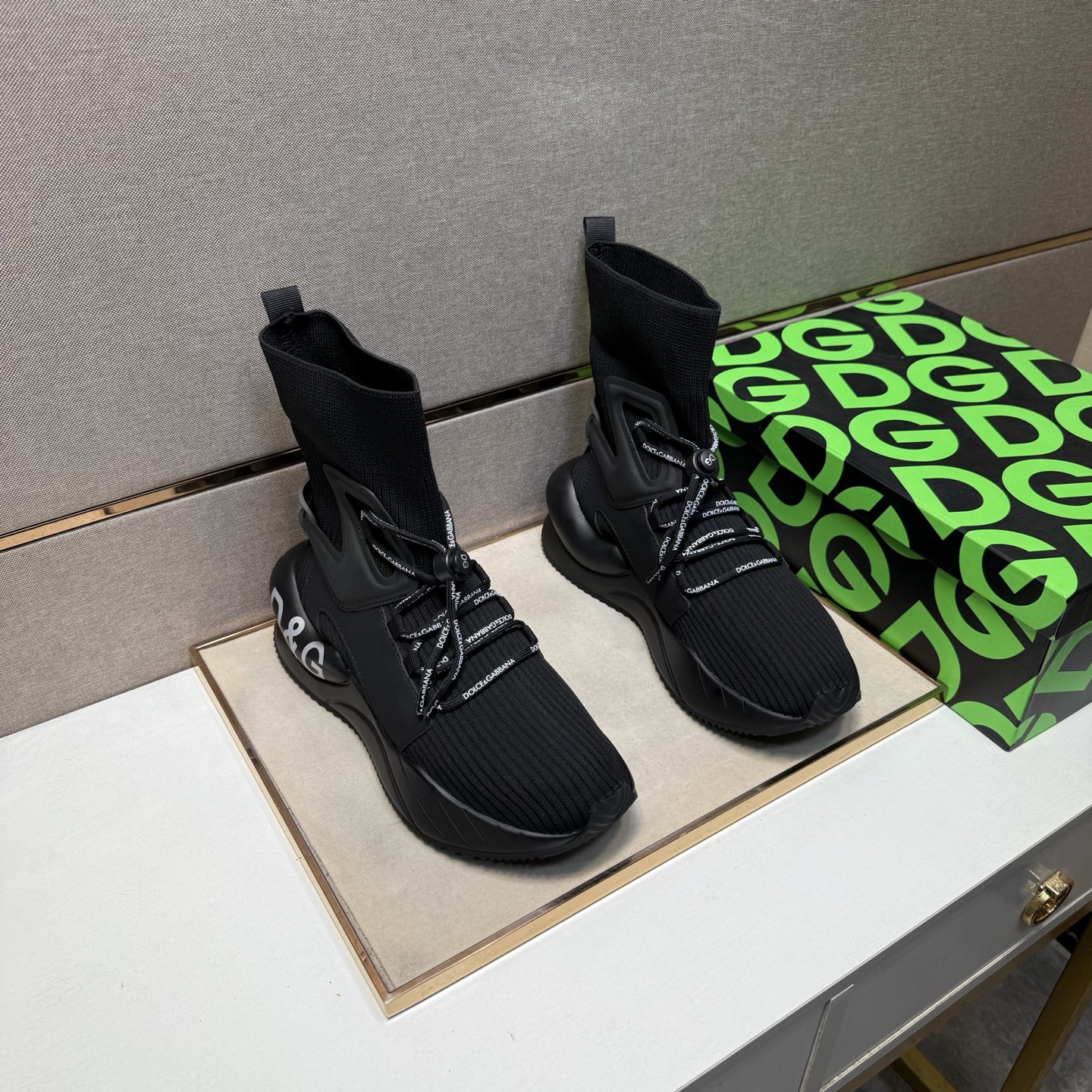 NO:574856,[DG~] Casual shoes for couples are on sale at the same time in z cabinets. Size: 36-44 # 2 colors. The upper is made of multi-material spliced ​​mesh lining, which is comfortable and breathable. The original sole is comfortable and wear-resistant. The real thing is better when photographed in person.19860909【DG～】情侣装休闲鞋 z柜同步发售 码数:36-44 # 2个颜色鞋面选用多材质拼接网布内里,舒适透气,鞋底原版舒适耐磨大底,实物拍摄实物更赞,,Men's shoes