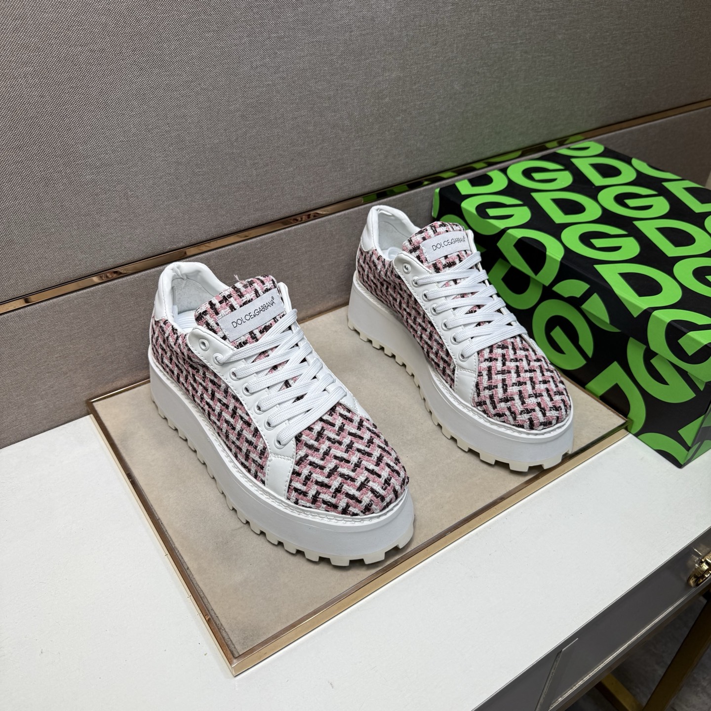 NO:574860,[DG~] Casual shoes for couples are on sale simultaneously in z cabinets. Size: 36-44 # 1 color. The upper is made of multi-material spliced ​​genuine leather lining, which is comfortable and breathable. The original sole is comfortable and wear-resistant. The real thing is better when photographed in person.19860909【DG～】情侣装休闲鞋 z柜同步发售 码数:36-44 # 1个颜色鞋面选用多材质拼接真皮内里,舒适透气,鞋底原版舒适耐磨大底,实物拍摄实物更赞,,Men's shoes