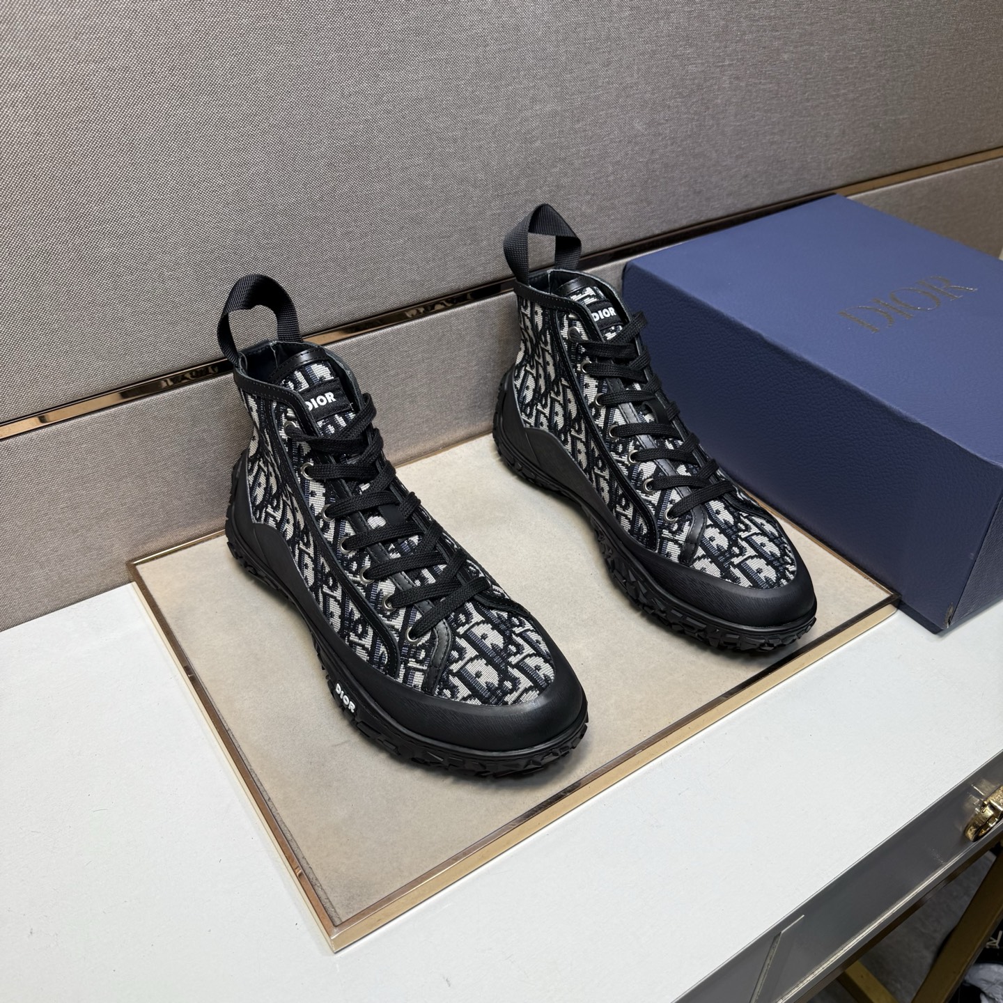 NO:574953,[Dior~] Men's casual high-top shoes are on sale simultaneously in 2025z cabinets. Size: 39-44 # 2 colors. The upper is made of multi-material spliced ​​genuine leather lining, which is comfortable and breathable. The original sole is comfortable and wear-resistant. The real thing is better when photographed in person., dior19860909【迪奥～】男士休闲高帮鞋 2025z柜同步发售 码数:39-44 # 2个颜色鞋面选用多材质拼接真皮内里,舒适透气,鞋底原版舒适耐磨大底,实物拍摄实物更赞,,dior,Men's shoes