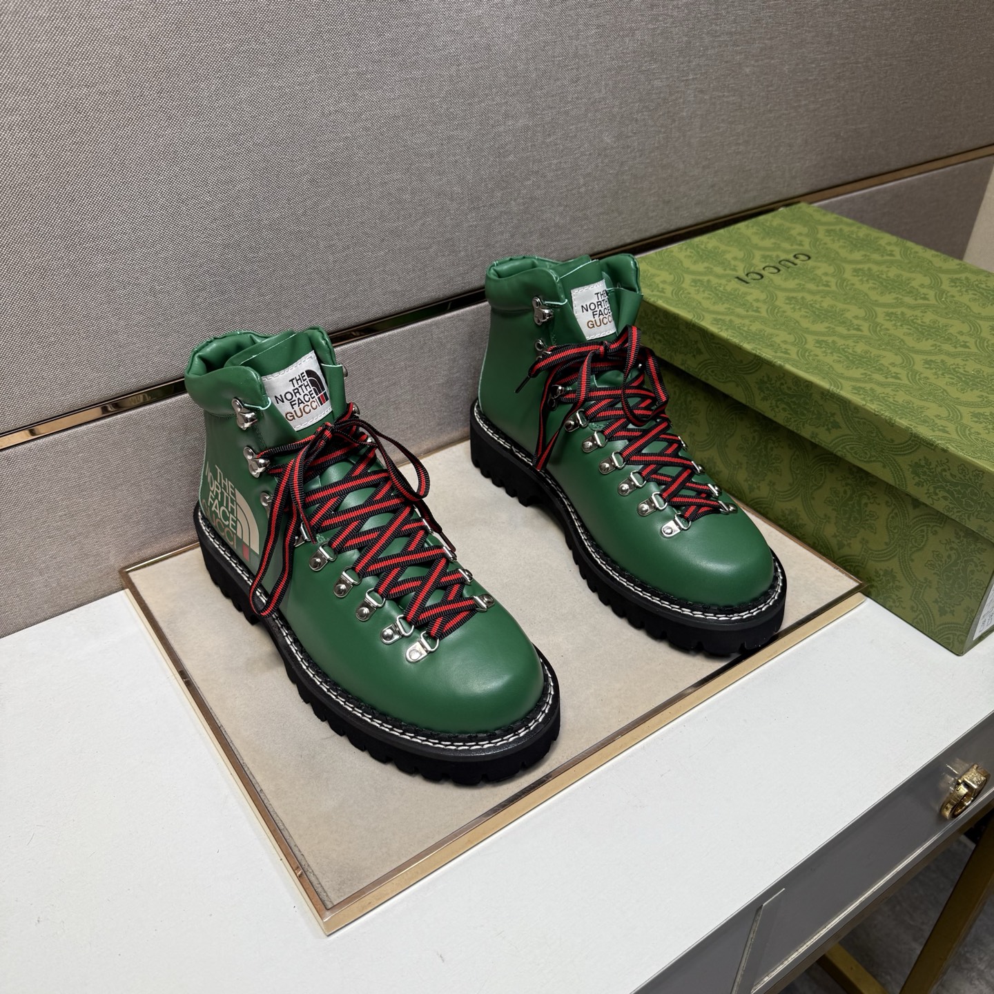 NO:574958,[Gucci~] Men's casual high-top shoes are on sale simultaneously in 2025z cabinets. Size: 39-44 # 3 colors. The upper is made of multi-material spliced ​​genuine leather lining, which is comfortable and breathable. The original sole is comfortable and wear-resistant. The real thing is better when photographed in person., gucci19860909【古驰～】男士休闲高帮鞋 2025z柜同步发售 码数:39-44 # 3个颜色鞋面选用多材质拼接真皮内里,舒适透气,鞋底原版舒适耐磨大底,实物拍摄实物更赞,,gucci,Men's shoes