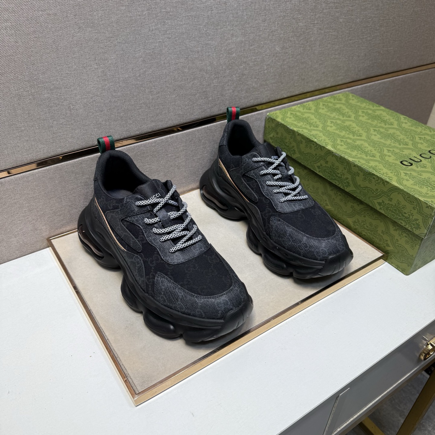 NO:574970,[Gucci~] Men's casual shoes 2025z cabinet simultaneous sale Size: 38-44 # 2 colors of uppers with multi-material stitching mesh lining, comfortable and breathable, original soles comfortable and wear-resistant outsole, real photos taken in real life are better, gucci19860909【古驰～】男士休闲鞋 2025z柜同步发售 码数:38-44 # 2个颜色鞋面选用多材质拼接网布内里,舒适透气,鞋底原版舒适耐磨大底,实物拍摄实物更赞,,gucci,Men's shoes