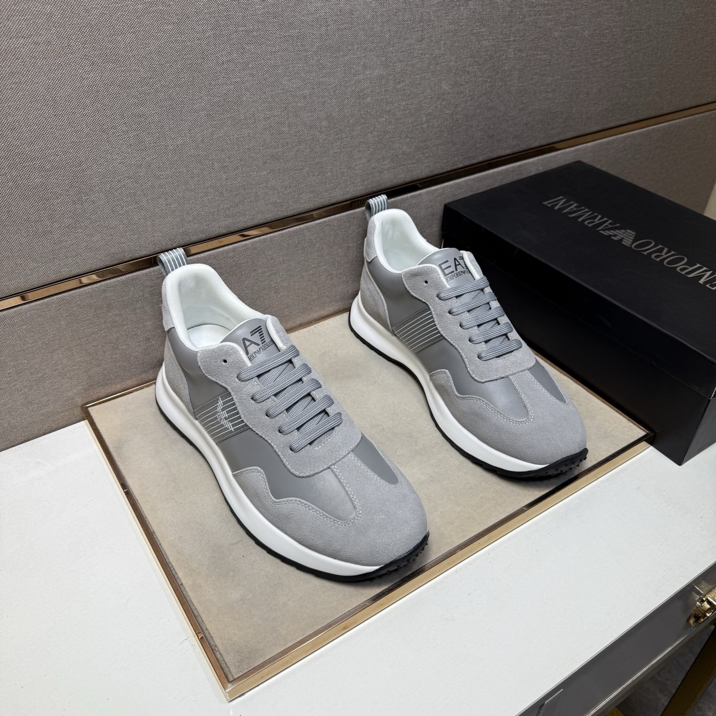 NO:579478,[Armani~] Men's casual shoes are on sale simultaneously in 2025z cabinets. Size: 38-44 # 4 colors. The upper is made of multi-material splicing + mesh lining, which is comfortable and breathable. The original sole is comfortable and wear-resistant. The real thing is better when photographed in person. Armani19860909【阿玛尼～】男士休闲鞋 2025z柜同步发售 码数:38-44 # 4个颜色鞋面选用多材质拼接+网布内里,舒适透气,鞋底原版舒适耐磨大底,实物拍摄实物更赞,,armani,Men's shoes