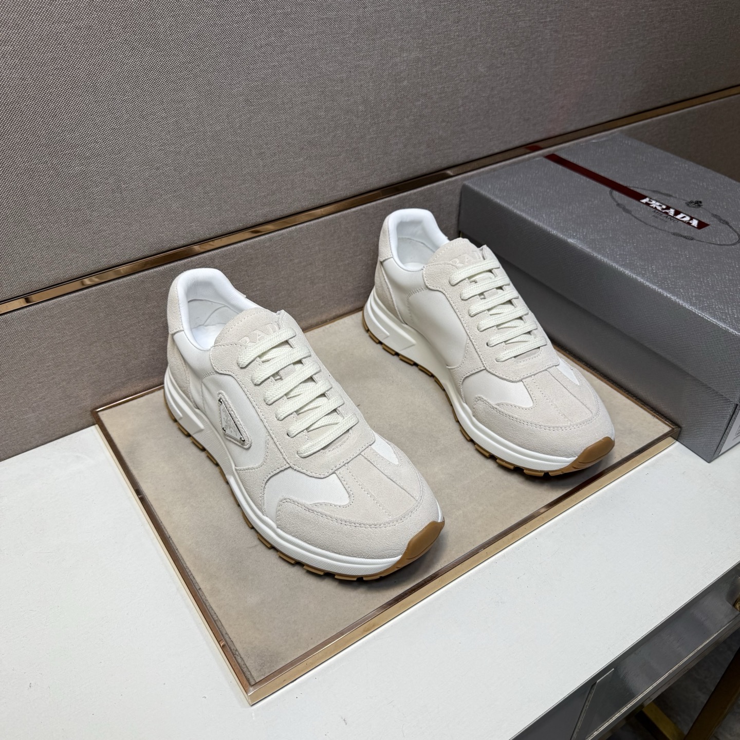 NO:579482,[Prada~] Men's casual shoes are on sale simultaneously in 2025z cabinets. Number of sizes: 38-44 # 3 colors. The upper is made of multi-material spliced ​​genuine leather lining, which is comfortable and breathable. The original sole is comfortable and wear-resistant. The real thing is better when photographed in person. Prada19860909【普拉达～】男士休闲鞋 2025z柜同步发售 码数:38-44 # 3个颜色鞋面选用多材质拼接真皮内里,舒适透气,鞋底原版舒适耐磨大底,实物拍摄实物更赞,,prada,Men's shoes