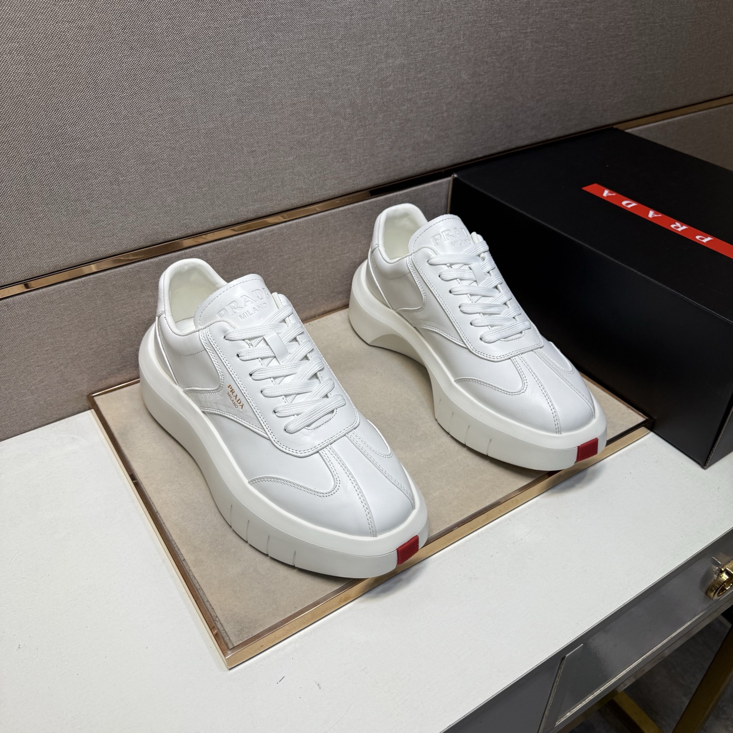 NO:579456,[Prada~] Men's casual shoes 2025z cabinet simultaneous sale Code number: 38-44 # 2 colors The upper is made of multi-material spliced ​​cowhide lining, which is comfortable and breathable. The original sole is comfortable and wear-resistant. The real thing is better when photographed in person, prada, cowhide19860909【普拉达～】男士休闲鞋 2025z柜同步发售 码数:38-44 # 2个颜色鞋面选用多材质拼接牛皮内里,舒适透气,鞋底原版舒适耐磨大底,实物拍摄实物更赞,,prada,cowhide,Men's shoes