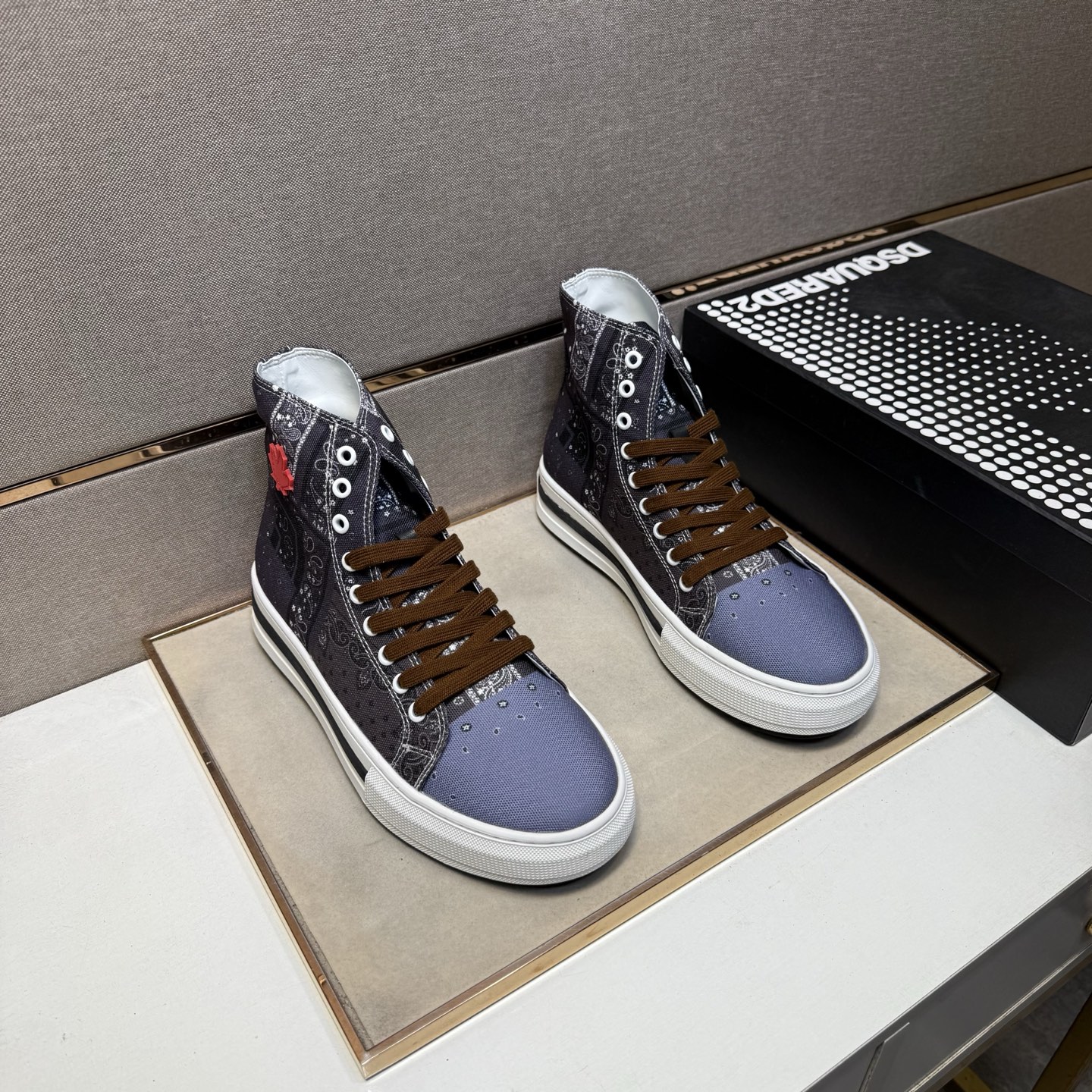 NO:588336,[D2～] Casual shoes for couples, on sale simultaneously in 2025z cabinets. Size: 36-44 # 4 colors. The upper is made of multi-material spliced ​​leather lining, which is comfortable and breathable. The original sole is comfortable and wear-resistant. The real thing is better when photographed in person.19860909【D2～】情侣装休闲鞋 2025z柜同步发售 码数:36-44 # 4个颜色鞋面选用多材质拼接真皮内里,舒适透气,鞋底原版舒适耐磨大底,实物拍摄实物更赞,,Men's shoes