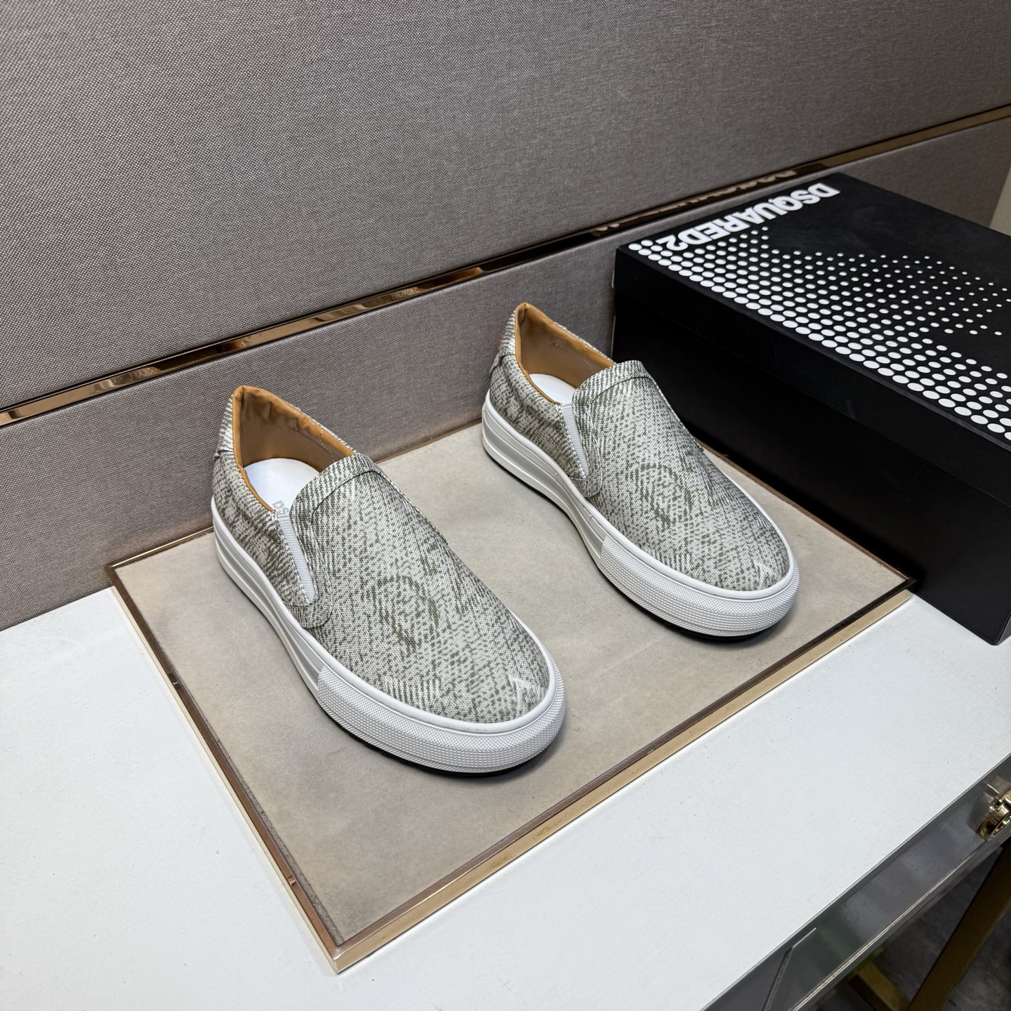 NO:588340,[D2～] Couple casual shoes 2025z cabinet simultaneous sale Code number: 36-44 # 5 colors of uppers are made of multi-material spliced ​​genuine leather lining, which is comfortable and breathable. The original soles are comfortable and wear-resistant. The real ones are better when photographed in person.19860909【D2～】情侣装休闲鞋 2025z柜同步发售 码数:36-44 # 5个颜色鞋面选用多材质拼接真皮内里,舒适透气,鞋底原版舒适耐磨大底,实物拍摄实物更赞,,Men's shoes