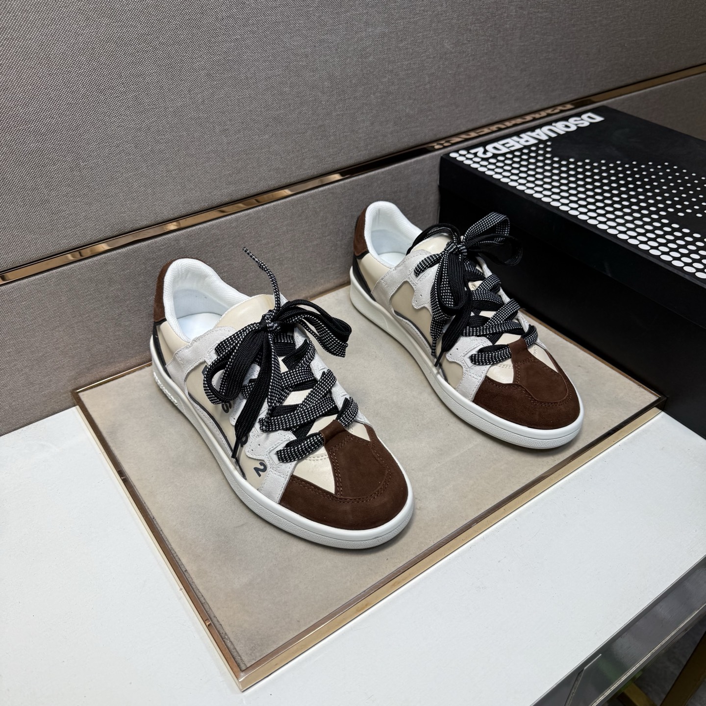 NO:588343,[D2～] Casual shoes for couples, on sale simultaneously in 2025z cabinets. Size: 38-44 # 1 color. The upper is made of multi-material spliced ​​genuine leather lining, which is comfortable and breathable. The original sole is comfortable and wear-resistant. The real thing is better when photographed in person.19860909【D2～】情侣装休闲鞋 2025z柜同步发售 码数:38-44 # 1个颜色鞋面选用多材质拼接真皮内里,舒适透气,鞋底原版舒适耐磨大底,实物拍摄实物更赞,,Men's shoes