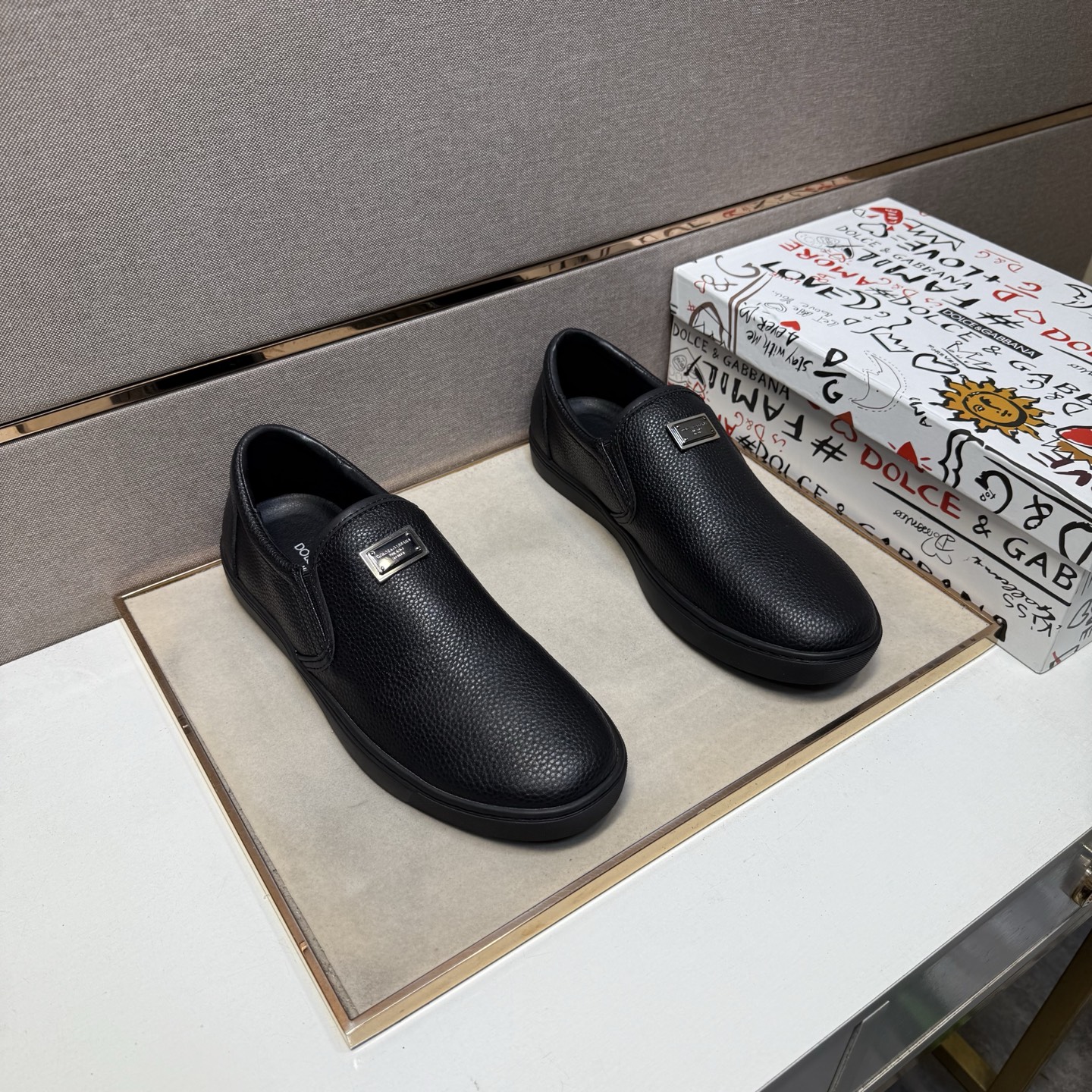 NO:588346,[DG~] Men's casual shoes are on sale simultaneously in 2025z cabinets. Size: 38-44 # 2 colors. The upper is made of multi-material spliced ​​genuine leather lining, which is comfortable and breathable. The original sole is comfortable and wear-resistant. The real thing is better when photographed in person.19860909【DG～】男士休闲鞋 2025z柜同步发售 码数:38-44 # 2个颜色鞋面选用多材质拼接真皮内里,舒适透气,鞋底原版舒适耐磨大底,实物拍摄实物更赞,,Men's shoes