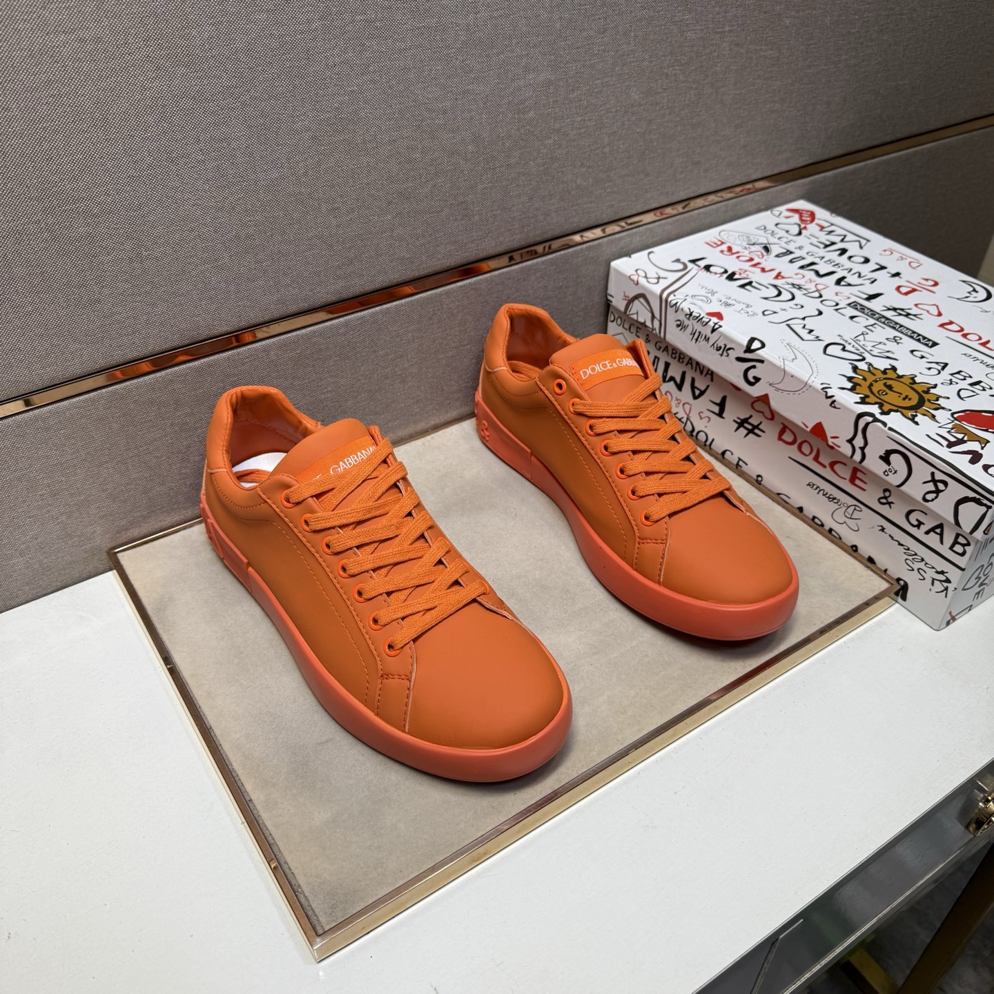 NO:588350,[DG~] Casual shoes for couples 2025z cabinet simultaneous sale Code number: 35-44 # 1 color upper is made of multi-material spliced ​​genuine leather lining, comfortable and breathable, original sole is comfortable and wear-resistant, the real thing is better when photographed in person,19860909【DG～】情侣装休闲鞋 2025z柜同步发售 码数:35-44 # 1个颜色鞋面选用多材质拼接真皮内里,舒适透气,鞋底原版舒适耐磨大底,实物拍摄实物更赞,,Men's shoes