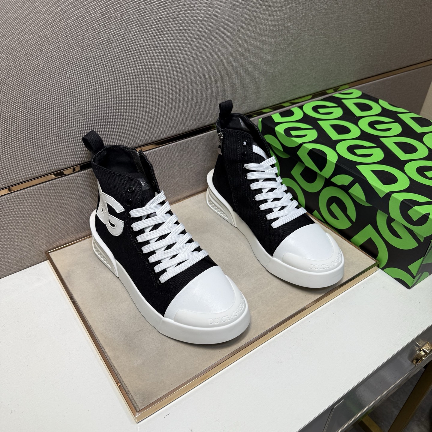 NO:588358,[DG~] Casual high-top shoes for couples 2025z cabinet simultaneous sale Code number: 36-44 # 1 color The upper is made of multi-material spliced ​​mesh lining, which is comfortable and breathable. The original sole is comfortable and wear-resistant. The real thing is better when photographed in person.19860909【DG～】情侣装休闲高帮鞋 2025z柜同步发售 码数:36-44 # 1个颜色鞋面选用多材质拼接网布内里,舒适透气,鞋底原版舒适耐磨大底,实物拍摄实物更赞,,Men's shoes