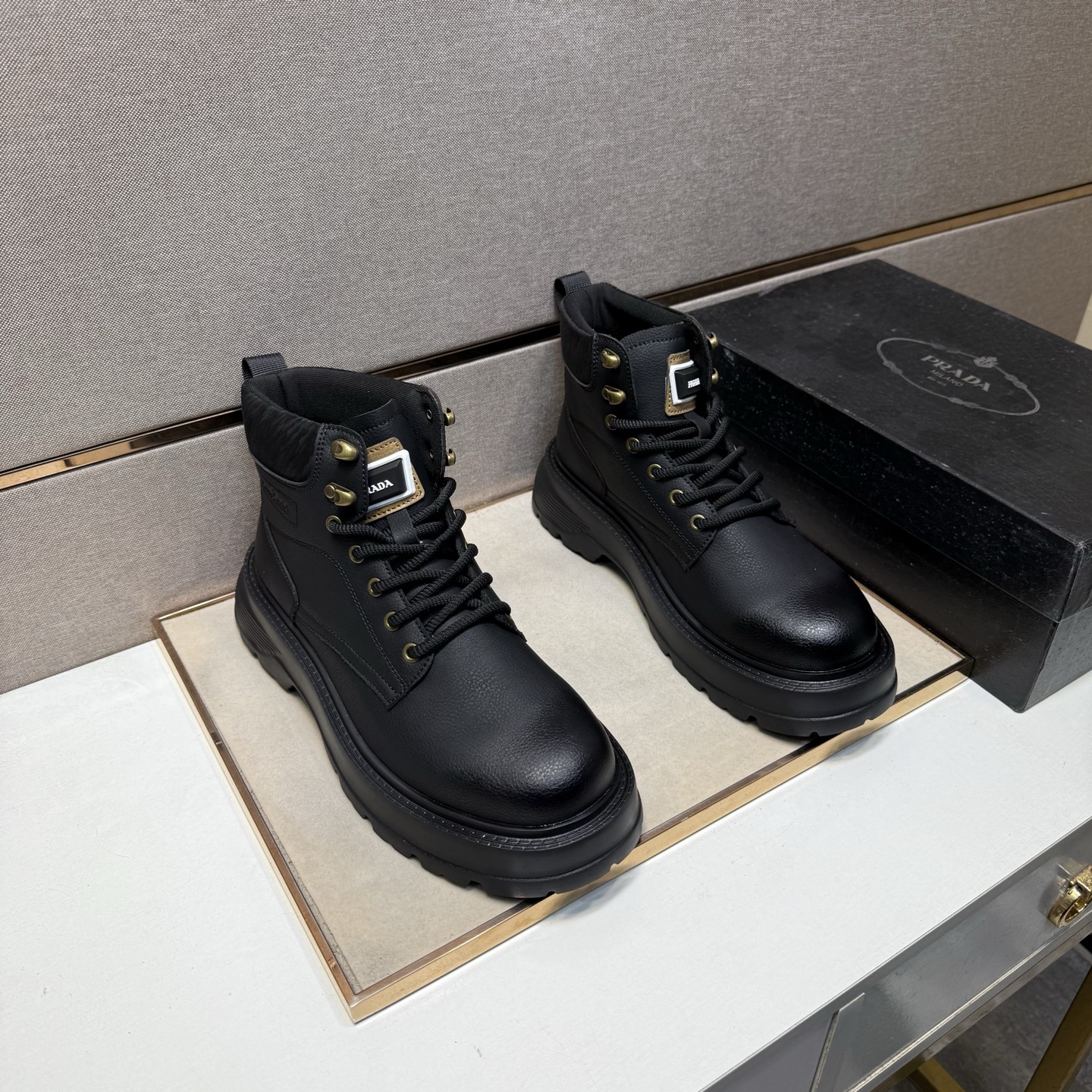 NO:588366,[Prada~] Men's casual high-top shoes are on sale simultaneously in 2025z cabinets. Size: 38-44 # 2 colors. The upper is made of multi-material spliced ​​mesh lining, which is comfortable and breathable. The original sole is comfortable and wear-resistant. The real thing is better when photographed in person. Prada19860909【普拉达～】男士休闲高帮鞋 2025z柜同步发售 码数:38-44 # 2个颜色鞋面选用多材质拼接网布内里,舒适透气,鞋底原版舒适耐磨大底,实物拍摄实物更赞,,prada,Men's shoes
