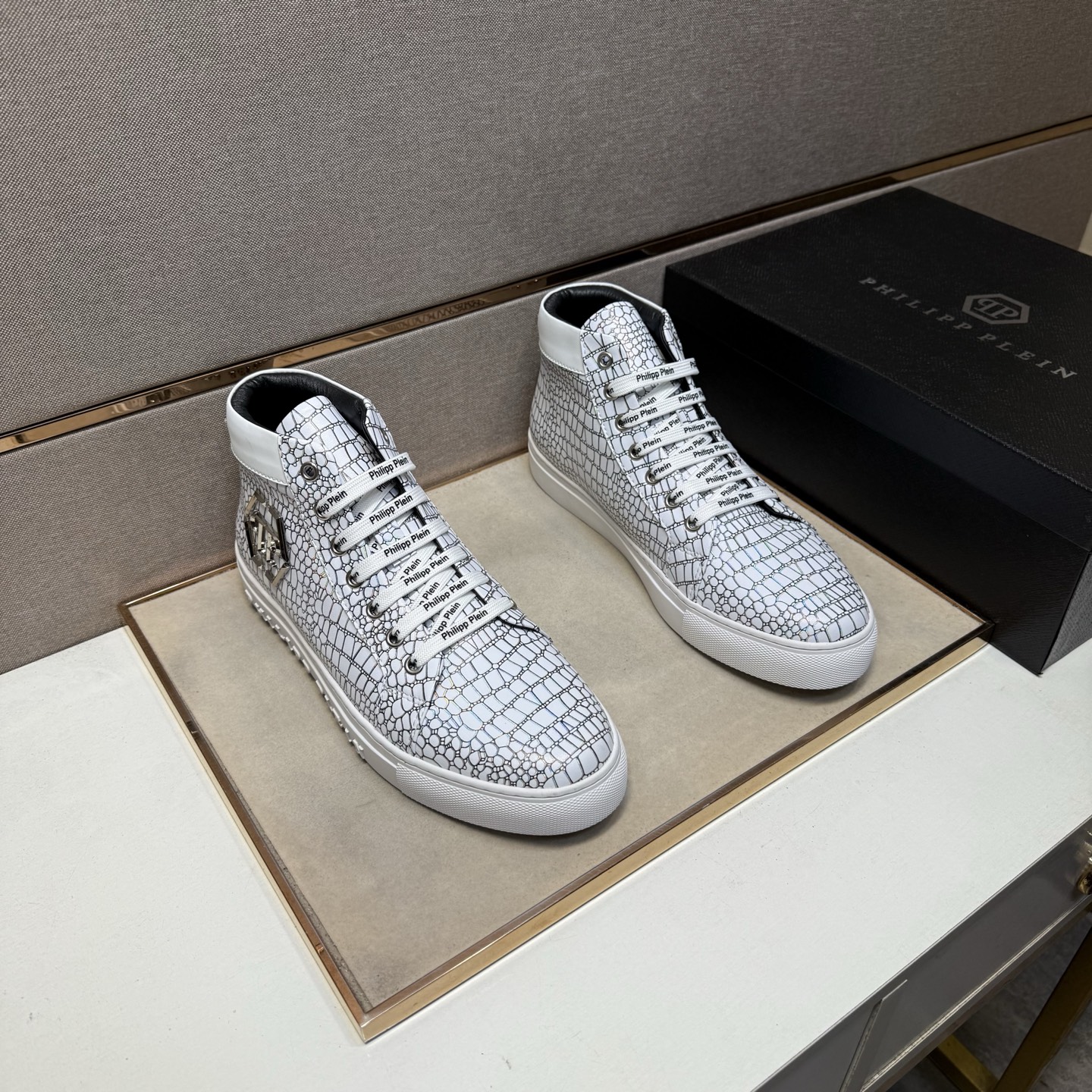 NO:588619,[PP~] Men's casual high-top shoes are on sale simultaneously in 2025z cabinets. Size: 38-44 # 2 colors. The upper is made of multi-material spliced ​​sheepskin lining, which is comfortable and breathable. The original sole is comfortable and wear-resistant. The real thing is better when photographed in person. Sheepskin19860909【PP～】男士休闲高帮鞋 2025z柜同步发售 码数:38-44 # 2个颜色鞋面选用多材质拼接羊皮内里,舒适透气,鞋底原版舒适耐磨大底,实物拍摄实物更赞,,sheepskin,Men's shoes