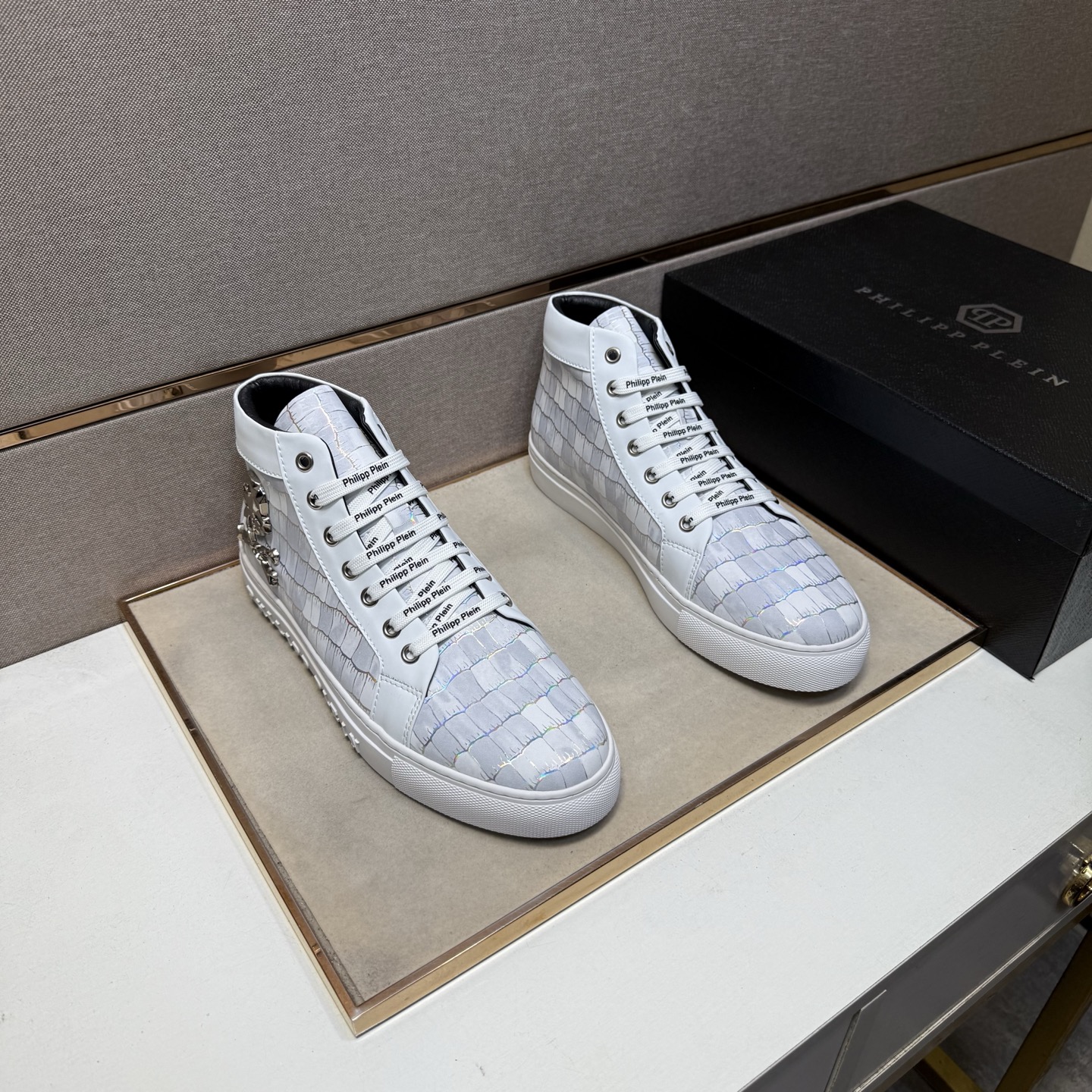 NO:588611,[PP~] Men's casual high-top shoes are on sale simultaneously in 2025z cabinets. Size: 38-44 # 3 colors. The upper is made of multi-material spliced ​​sheepskin lining, which is comfortable and breathable. The original sole is comfortable and wear-resistant. The real thing is better when photographed. Sheepskin19860909【PP～】男士休闲高帮鞋 2025z柜同步发售 码数:38-44 # 3个颜色鞋面选用多材质拼接羊皮内里,舒适透气,鞋底原版舒适耐磨大底,实物拍摄实物更赞,,sheepskin,Men's shoes