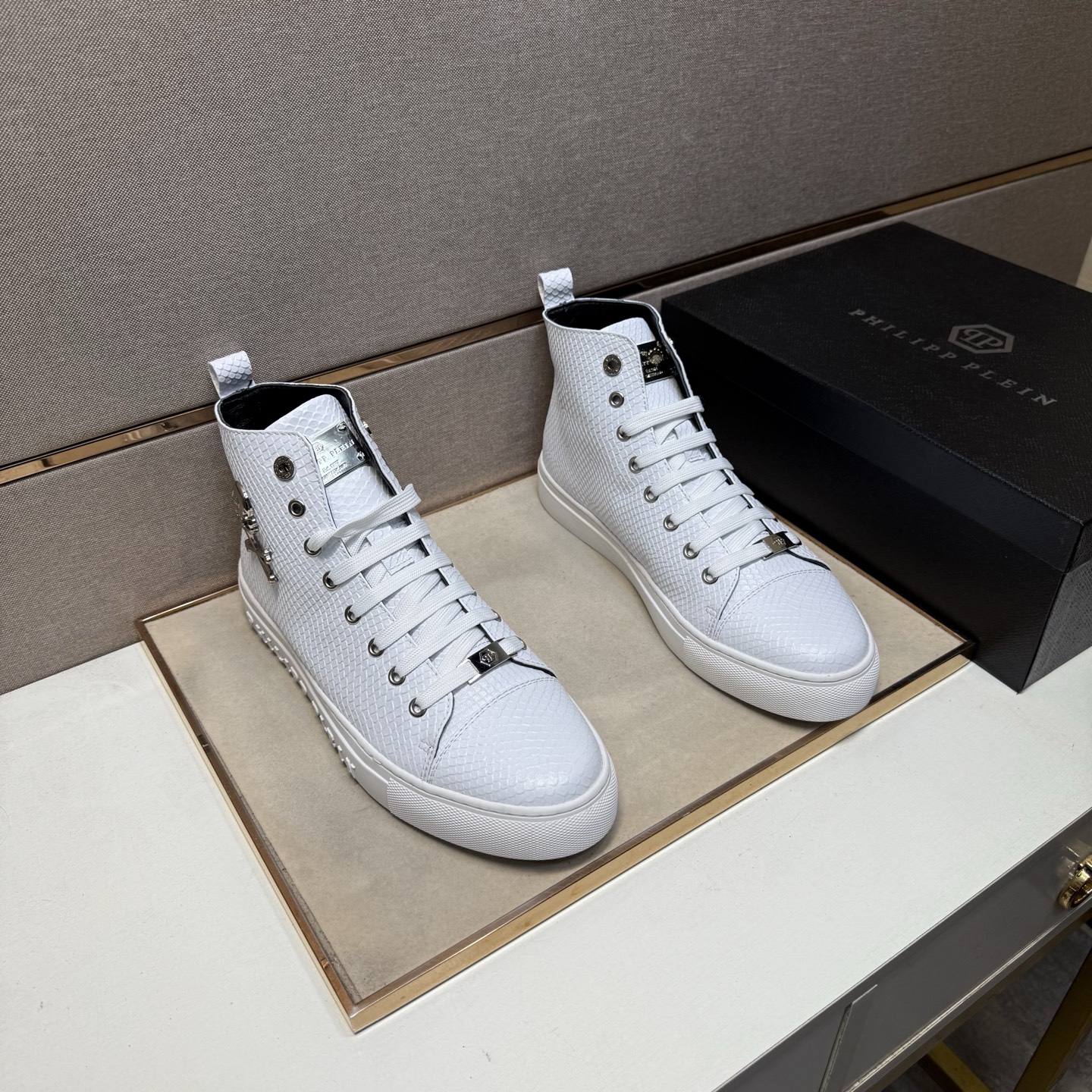 NO:588593,[PP~] Men's casual high-top shoes are on sale simultaneously in 2025z cabinets. Size: 38-44 # 6 colors. The upper is made of multi-material spliced ​​sheepskin lining, which is comfortable and breathable. The original sole is comfortable and wear-resistant. The real thing is better when photographed in person. Sheepskin19860909【PP～】男士休闲高帮鞋 2025z柜同步发售 码数:38-44 # 6个颜色鞋面选用多材质拼接羊皮内里,舒适透气,鞋底原版舒适耐磨大底,实物拍摄实物更赞,,sheepskin,Men's shoes