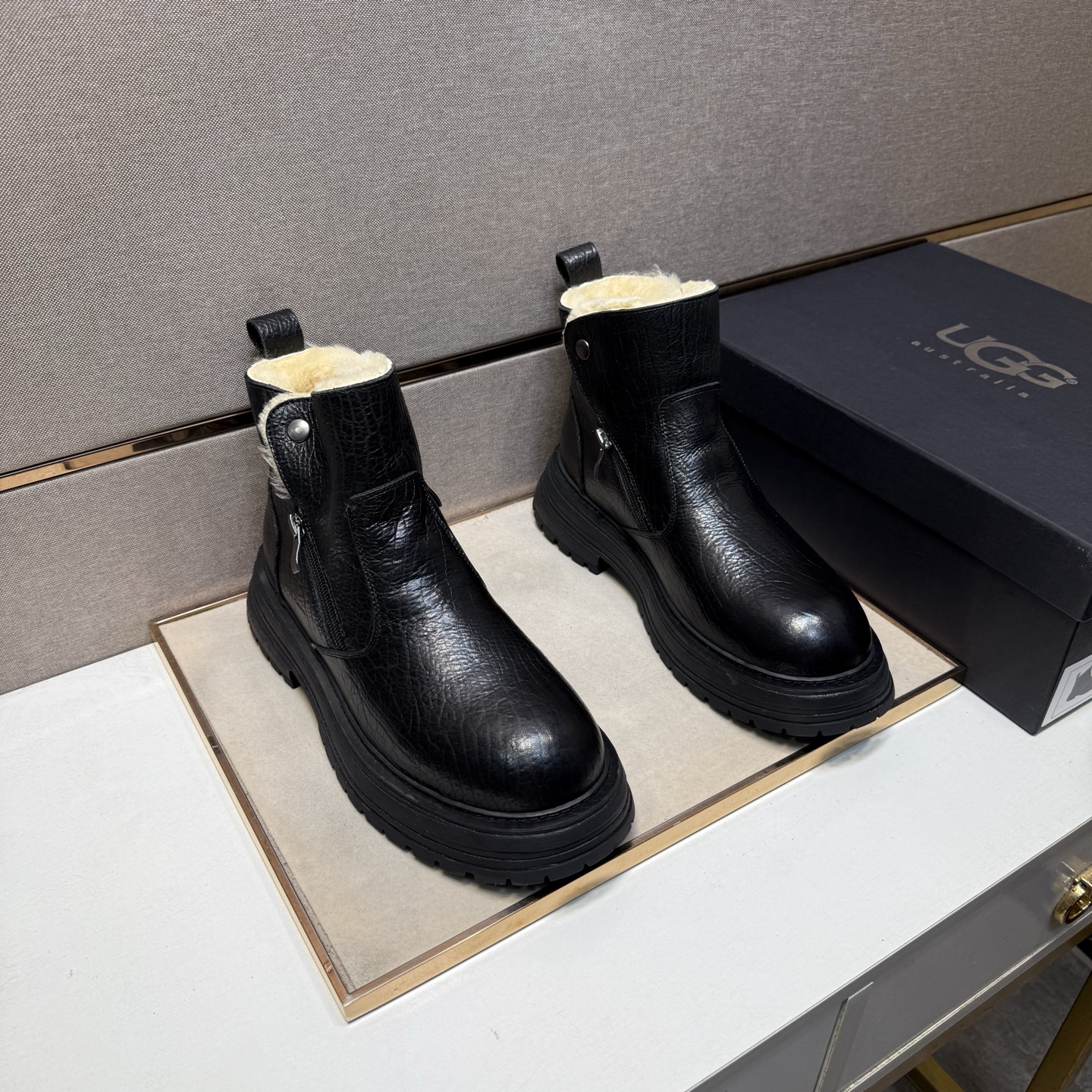 NO:589065,[UGG~] Men's casual high boots, 2025z cabinets are on sale at the same time. Sizes 38-44 # 3 colors. The upper is made of multi-material spliced ​​wool lining, which is comfortable and breathable. The original sole is comfortable and wear-resistant. The real thing is better when photographed., boots19860909【UGG～】男士休闲高靴鞋 2025z柜同步发售 码数38-44 # 3个颜色鞋面选用多材质拼接羊毛内里,舒适透气,鞋底原版舒适耐磨大底,实物拍摄实物更赞,,boots,Men's shoes