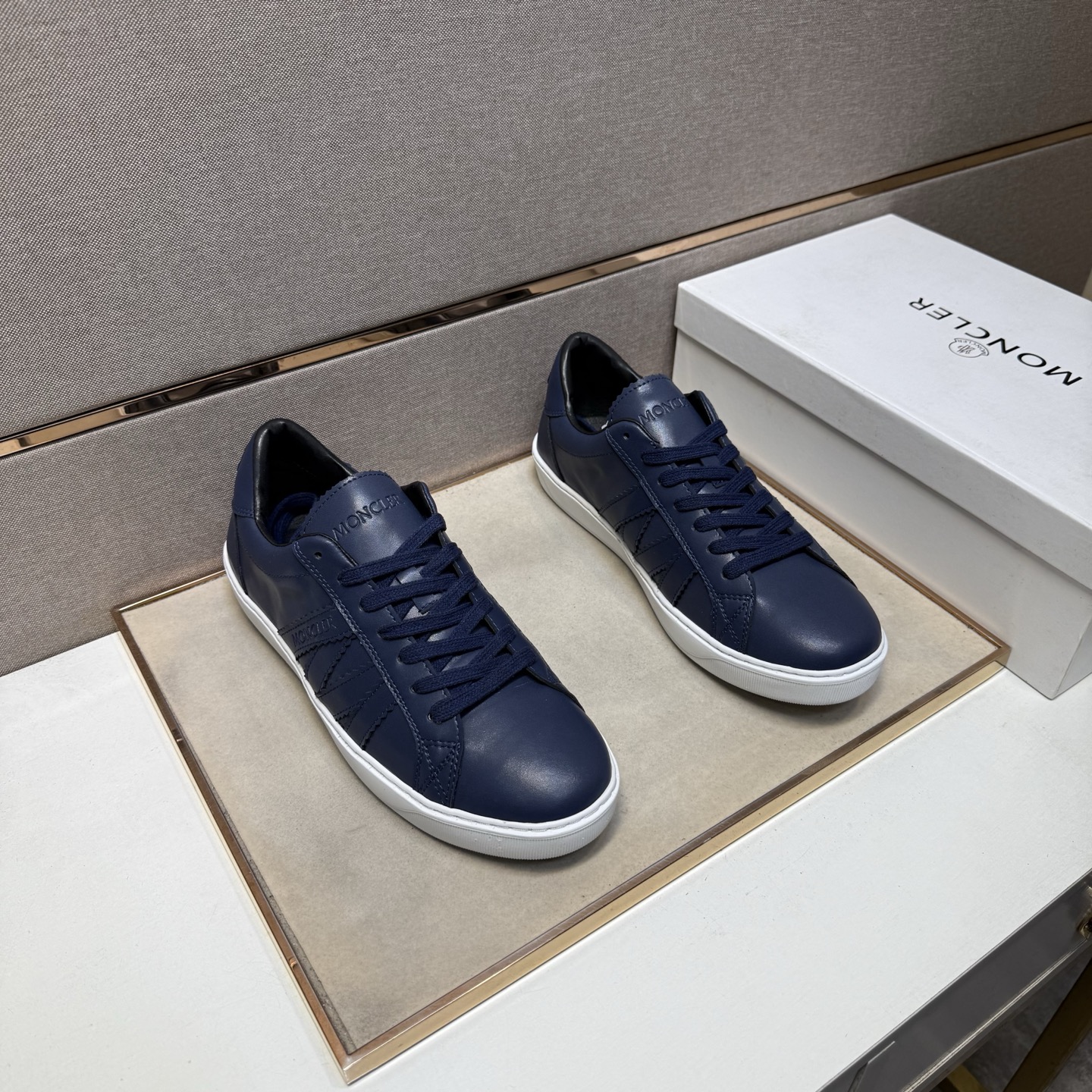 NO:589306,[Moncler~] Men's casual shoes 2025z cabinet simultaneous sale Size 38-44 # 1 color uppers are made of multi-material splicing genuine leather lining, comfortable and breathable, original soles are comfortable and wear-resistant outsole, real photos taken are better, Moncler19860909【蒙口～】男士休闲鞋 2025z柜同步发售 码数38-44 # 1个颜色鞋面选用多材质拼接真皮内里,舒适透气,鞋底原版舒适耐磨大底,实物拍摄实物更赞,,Moncler,Men's shoes
