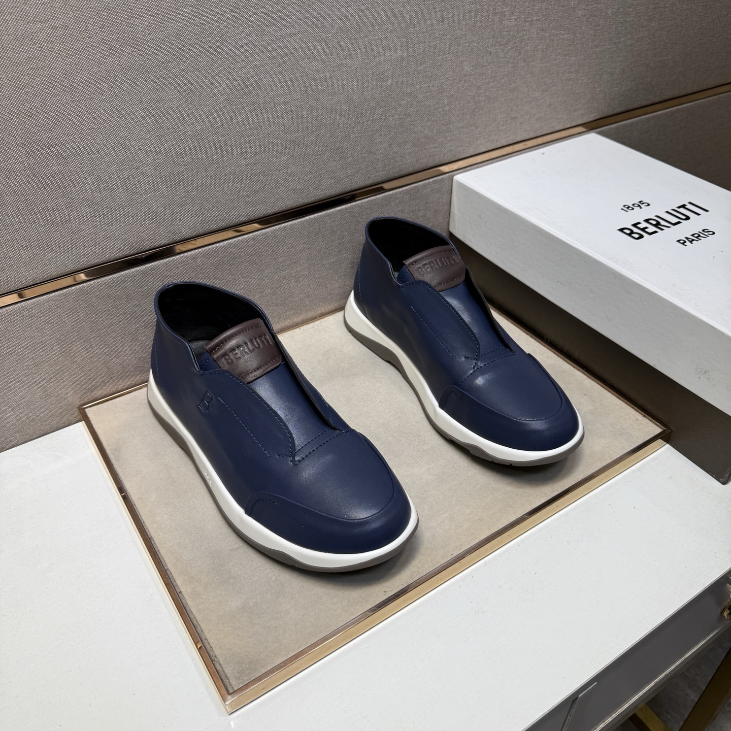 NO:589315,[Bruti~] Men's casual shoes are on sale simultaneously in 2025z cabinets. Sizes 38-44 # 1 color. The upper is made of multi-material spliced ​​genuine leather lining, which is comfortable and breathable. The original sole is comfortable and wear-resistant. The real thing is better when photographed in person.19860909【布鲁提～】男士休闲鞋 2025z柜同步发售 码数38-44 # 1个颜色鞋面选用多材质拼接真皮内里,舒适透气,鞋底原版舒适耐磨大底,实物拍摄实物更赞,,Men's shoes