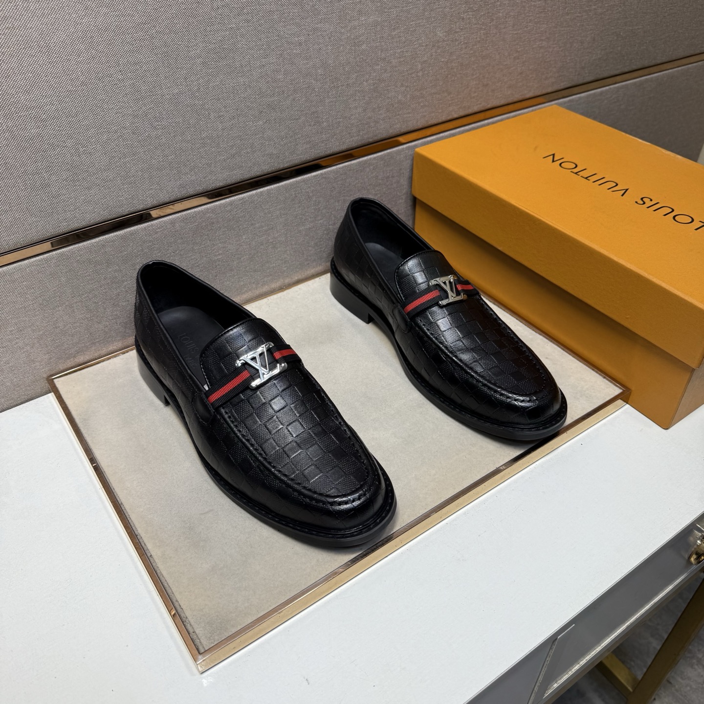 NO:604284,[LV~] Men's casual formal leather shoes 2025z cabinet sales simultaneously Size 39-44 # 2 colors The upper is made of multi-material stitching cowhide lining, comfortable and breathable, the original sole is comfortable and wear-resistant, the real thing is better when photographed in person, louis vuitton, cowhide19860909【LV～】男士休闲正装皮鞋 2025z柜同步发售 码数39-44 # 2个颜色鞋面选用多材质拼接牛皮内里,舒适透气,鞋底原版舒适耐磨大底,实物拍摄实物更赞,,louis vuitton,cowhide,Men's shoes