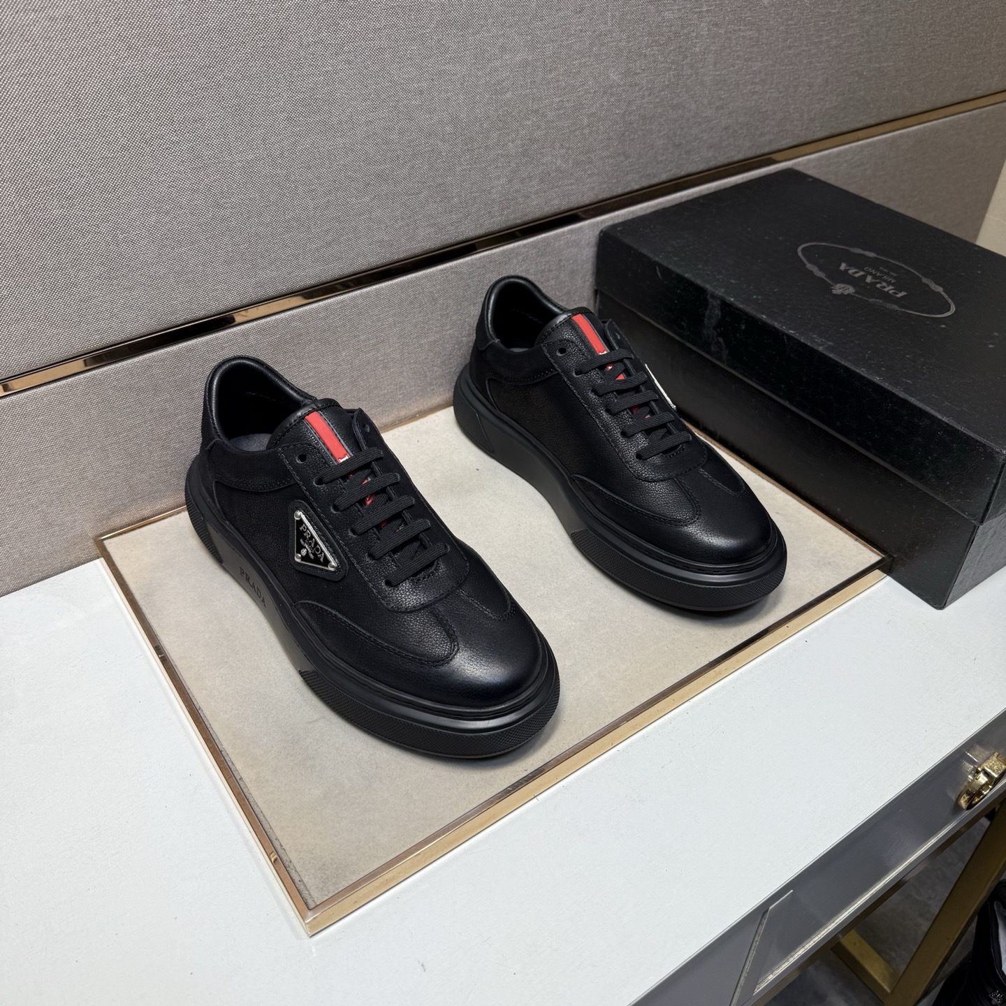 NO:604290,[Prada~] Men's casual shoes are on sale simultaneously in 2025z cabinets. Size: 38-44#. 2 colors. The upper is made of multi-material stitching and genuine leather lining. It is comfortable and breathable. The original sole is comfortable and wear-resistant. The real thing is better when photographed in person. Prada19860909【普拉达～】男士休闲鞋 2025z柜同步发售 码数:38-44# 2个颜色鞋面选用多材质拼接真皮内里,舒适透气,鞋底原版舒适耐磨大底,实物拍摄实物更赞,,prada,Men's shoes