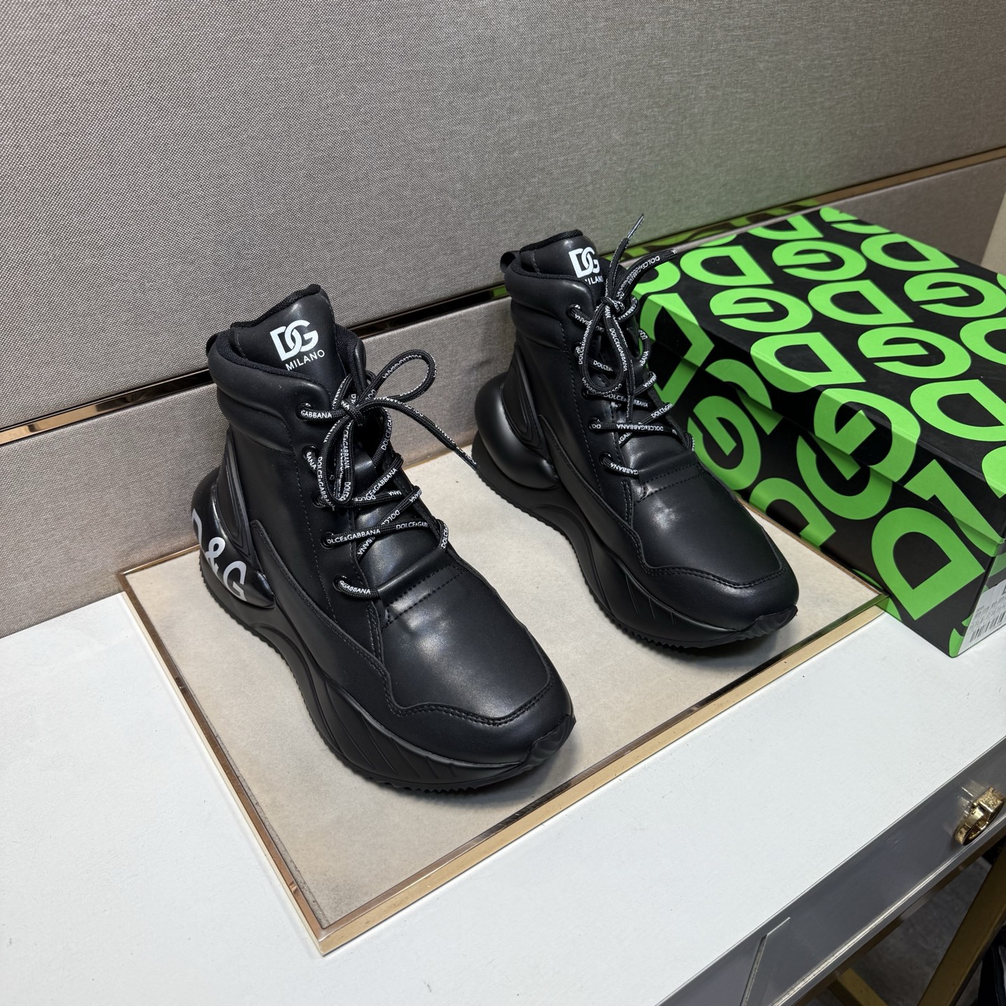 NO:604295,[DG～] Casual high-top shoes for couples 2025z cabinet simultaneous sale Size: 36-44# 2 colors The upper is made of multi-material spliced ​​genuine leather lining, which is comfortable and breathable. The original sole is comfortable and wear-resistant. The real thing is better when photographed in person.19860909【DG～】情侣装休闲高帮鞋 2025z柜同步发售 码数:36-44# 2个颜色鞋面选用多材质拼接真皮内里,舒适透气,鞋底原版舒适耐磨大底,实物拍摄实物更赞,,Men's shoes