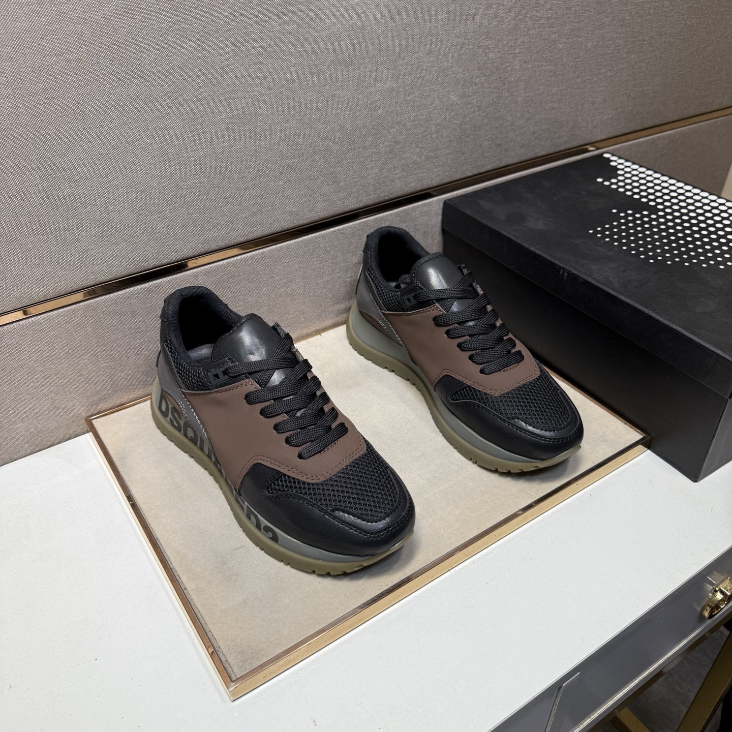 NO:604256,[D2～] Men's casual shoes are on sale simultaneously in 2025z cabinets. Size: 38-44# 1 color. The upper is made of multi-material spliced ​​mesh lining, which is comfortable and breathable. The original sole is comfortable and wear-resistant. The real thing is better when photographed in person.19860909【D2～】男士休闲鞋 2025z柜同步发售 码数:38-44# 1个颜色鞋面选用多材质拼接网布内里,舒适透气,鞋底原版舒适耐磨大底,实物拍摄实物更赞,,Men's shoes