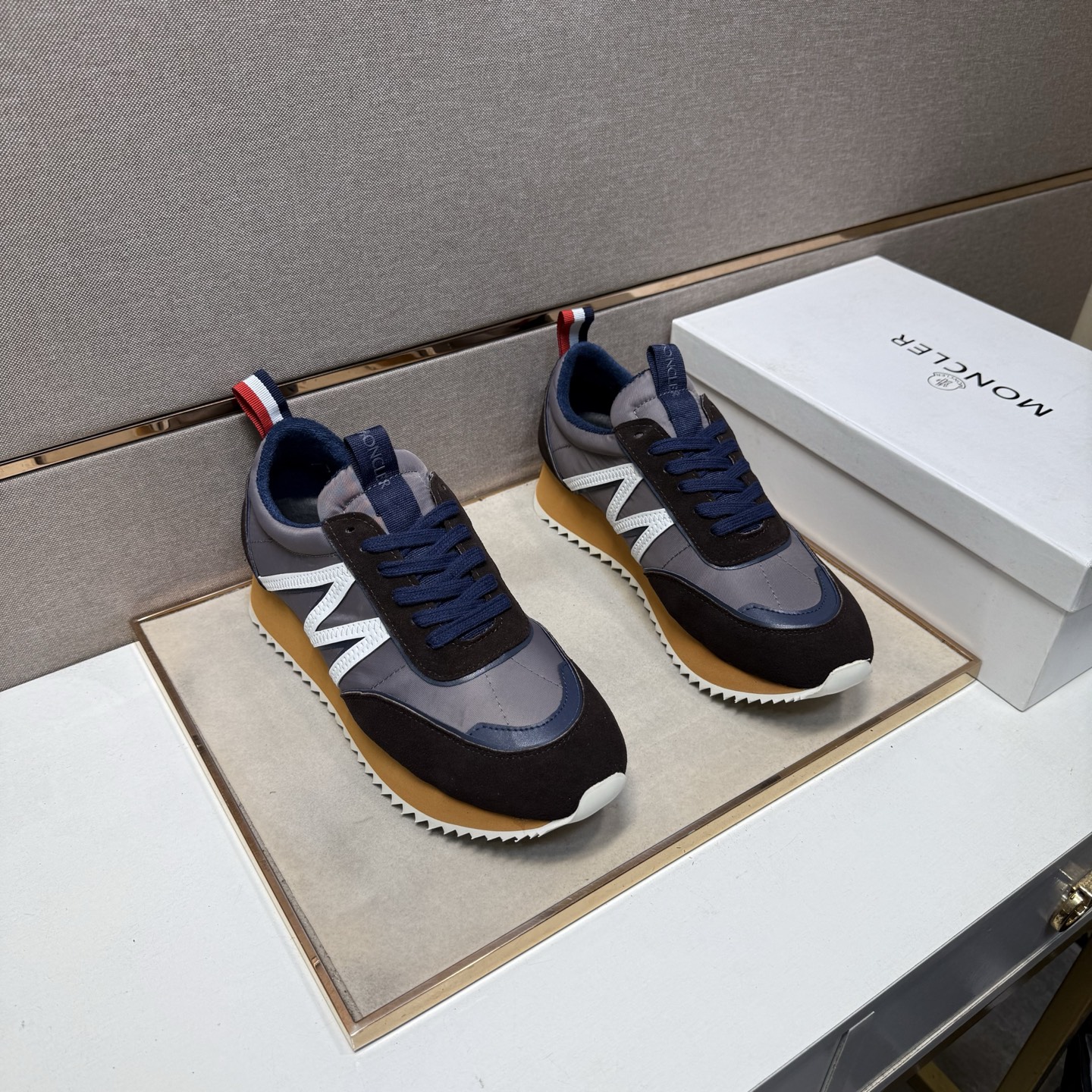 NO:604262,[Mouth Mouth~] Casual shoes for couples 2025z cabinet simultaneous sale Size: 36-44# 1 color upper with multi-material stitching mesh lining, comfortable and breathable, original sole comfortable and wear-resistant outsole, the real thing is better when photographed, Moncler19860909【蒙口～】情侣装休闲鞋 2025z柜同步发售 码数:36-44# 1个颜色鞋面选用多材质拼接网布内里,舒适透气,鞋底原版舒适耐磨大底,实物拍摄实物更赞,,Moncler,Men's shoes