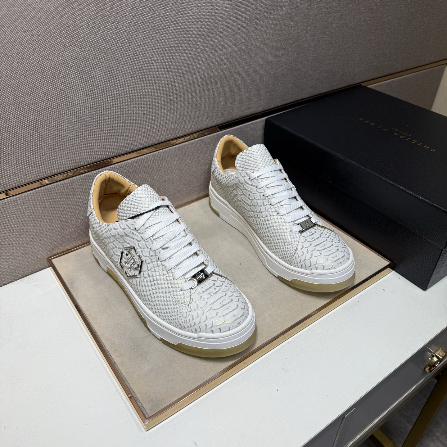 NO:604590,[PP~] Men's casual shoes 2025z cabinet simultaneous sale Code number: 39-44# 2 colors of uppers made of cowhide stitched with cowhide lining, comfortable and breathable, original soles are comfortable and wear-resistant, the real thing is better when photographed in person,,cowhide19860909【PP～】男士休闲鞋 2025z柜同步发售 码数:39-44# 2个颜色鞋面选用牛皮拼接牛皮内里,舒适透气,鞋底原版舒适耐磨大底,实物拍摄实物更赞,,cowhide,Men's shoes