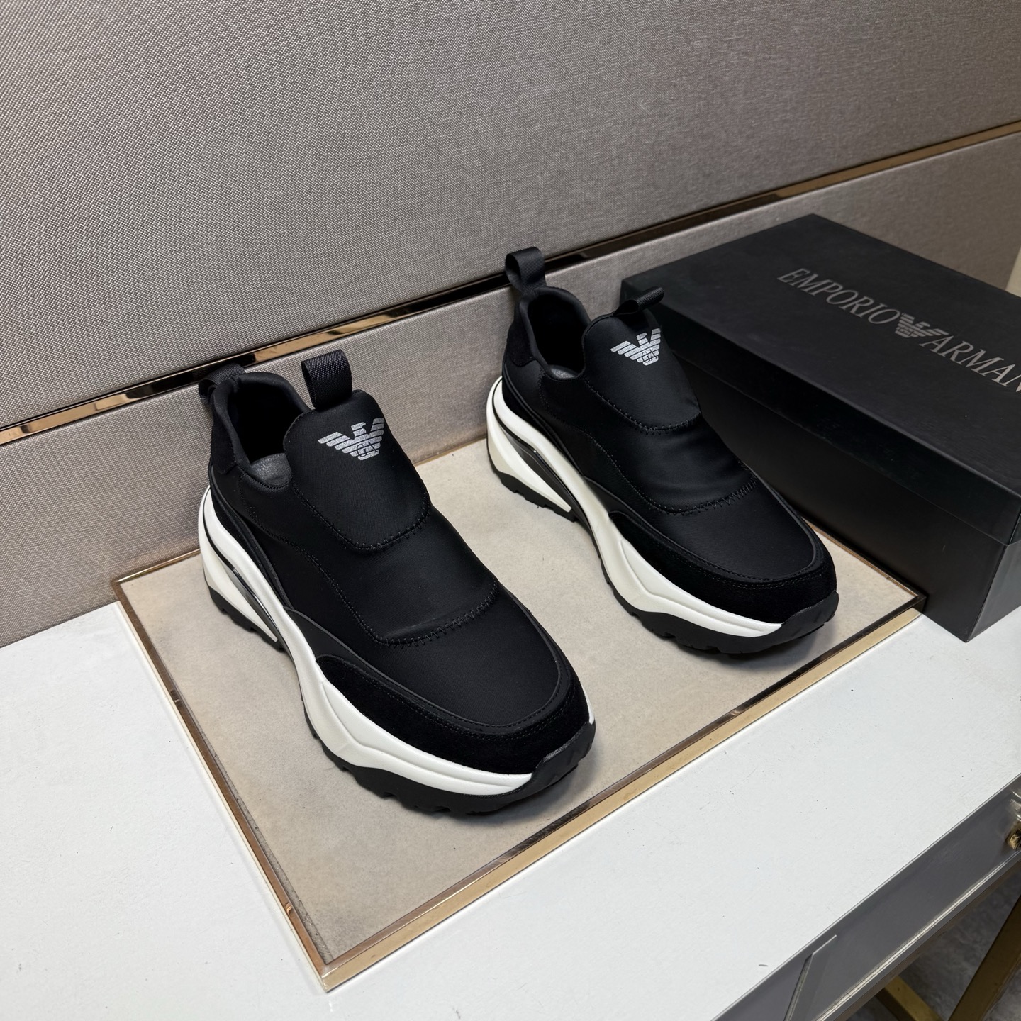 NO:604761,[Armani~] Men's casual shoes are on sale simultaneously in 2025z cabinets. Size: 38-44#. 2 colors. The upper is made of multi-material spliced ​​mesh lining, which is comfortable and breathable. The original sole is comfortable and wear-resistant. The real thing is better when photographed. Armani19860909【阿玛尼～】男士休闲鞋 2025z柜同步发售 码数:38-44# 2个颜色鞋面选用多材质拼接网布内里,舒适透气,鞋底原版舒适耐磨大底,实物拍摄实物更赞,,armani,Men's shoes