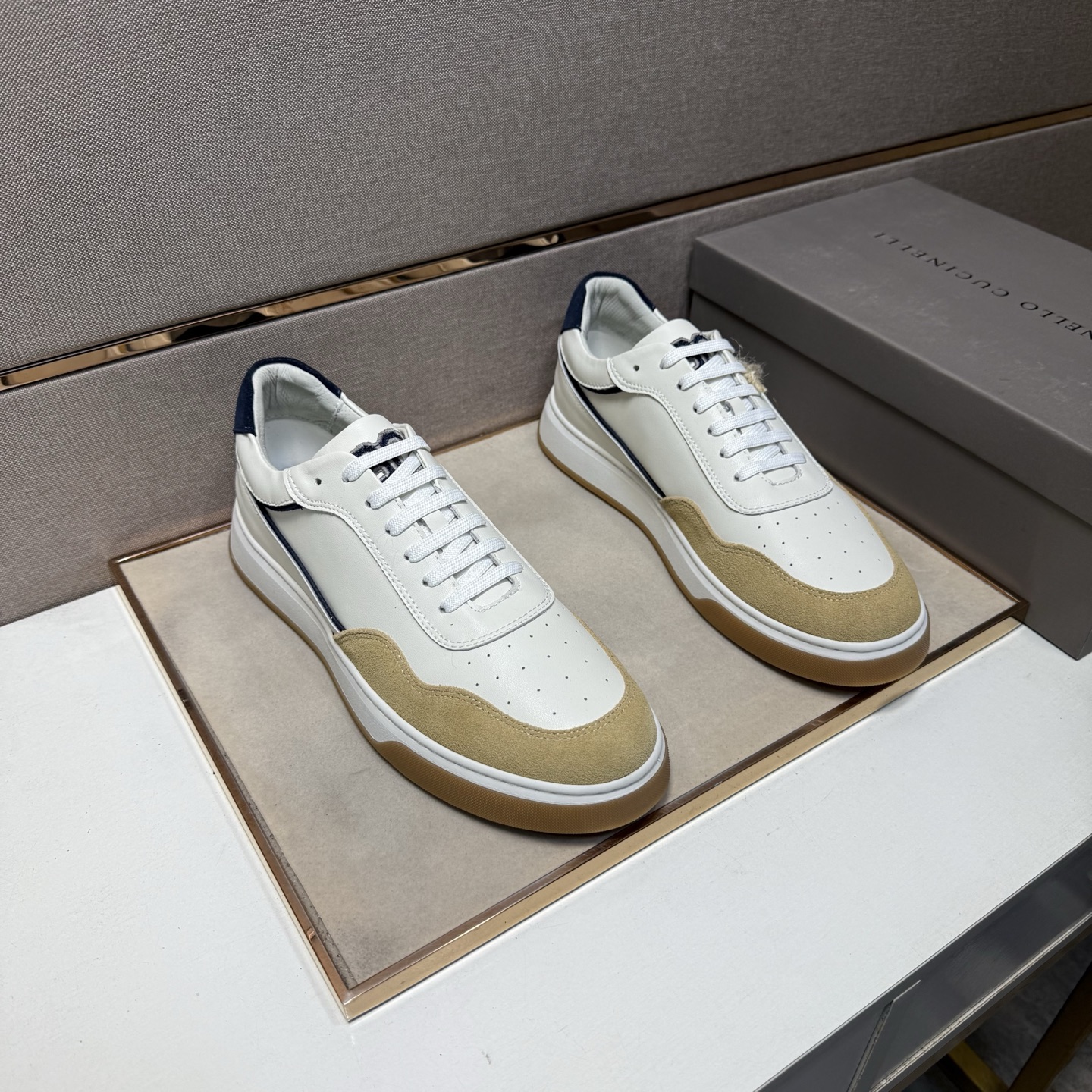 NO:604782,[BRUNELLO CUCINELLI~] Men's casual shoes are on sale simultaneously in 2025z cabinets. Size: 39-44#. 2 colors. The upper is made of multi-material spliced ​​genuine leather lining. It is comfortable and breathable. The original sole is comfortable and wear-resistant. The real thing is better when photographed in person. brunello cucinelli19860909【BRUNELLO CUCINELLI～】男士休闲鞋 2025z柜同步发售 码数:39-44# 2个颜色鞋面选用多材质拼接真皮内里,舒适透气,鞋底原版舒适耐磨大底,实物拍摄实物更赞,,brunello cucinelli,Men's shoes