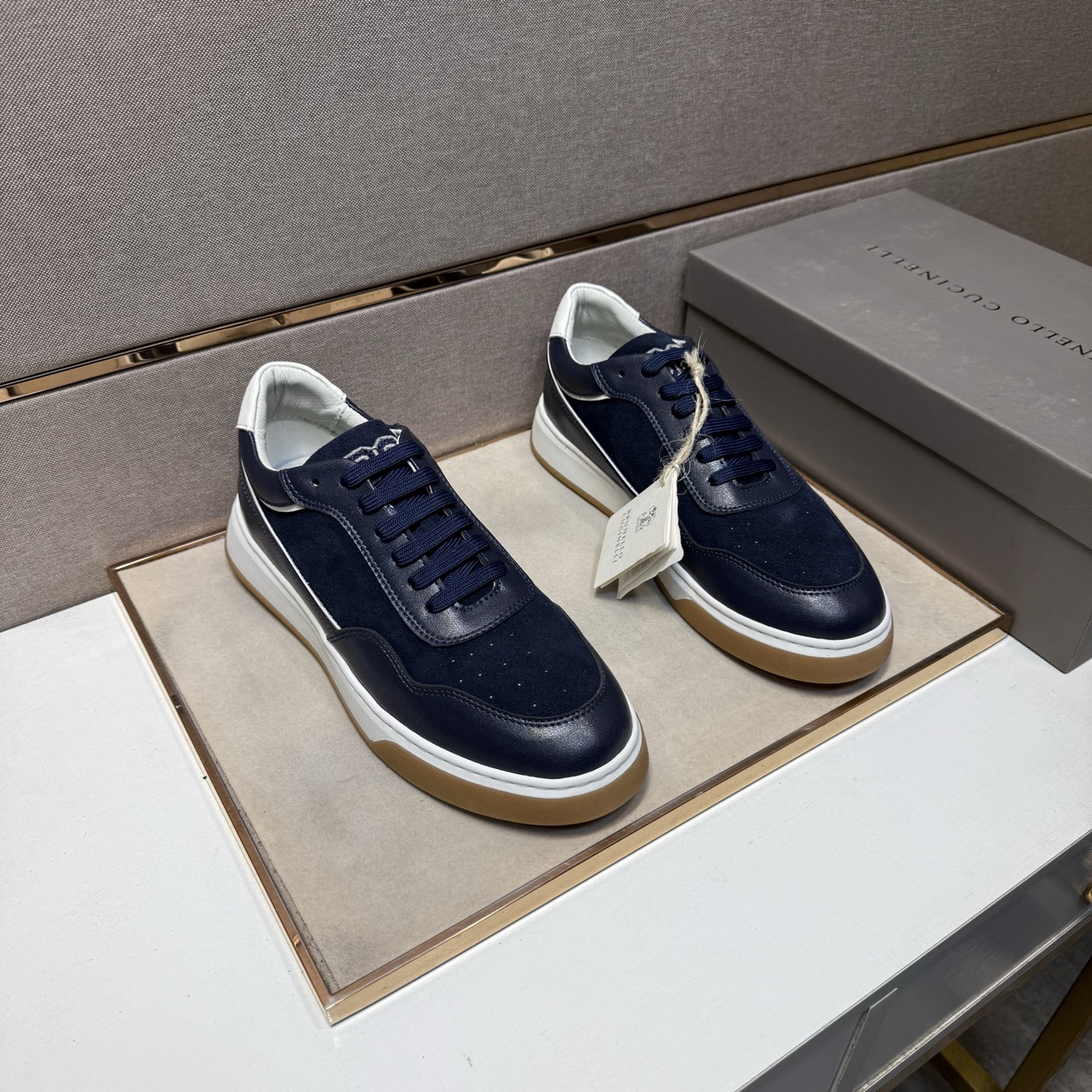 NO:604790,[BRUNELLO CUCINELLI~] Men's casual shoes are on sale simultaneously in 2025z cabinets. Size: 39-44# 1 color. The upper is made of multi-material spliced ​​genuine leather lining, which is comfortable and breathable. The original sole is comfortable and wear-resistant. The real thing is better when photographed in person. brunello cucinelli19860909【BRUNELLO CUCINELLI～】男士休闲鞋 2025z柜同步发售 码数:39-44# 1个颜色鞋面选用多材质拼接真皮内里,舒适透气,鞋底原版舒适耐磨大底,实物拍摄实物更赞,,brunello cucinelli,Men's shoes