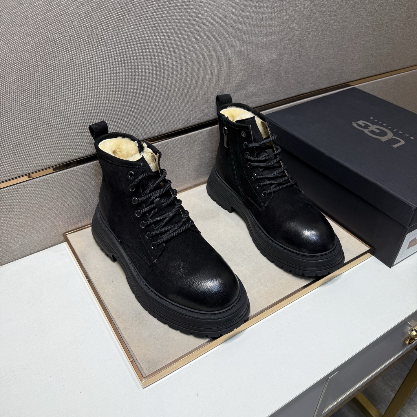 NO:604759,[UGG~] Men's casual high boots, 2025z cabinets are on sale at the same time. Sizes 38-44 # 3 colors. The upper is made of multi-material spliced ​​wool lining, which is comfortable and breathable. The original sole is comfortable and wear-resistant. The real thing is better when photographed., boots19860909【UGG～】男士休闲高靴鞋 2025z柜同步发售 码数38-44 # 3个颜色鞋面选用多材质拼接羊毛内里,舒适透气,鞋底原版舒适耐磨大底,实物拍摄实物更赞,,boots,Men's shoes